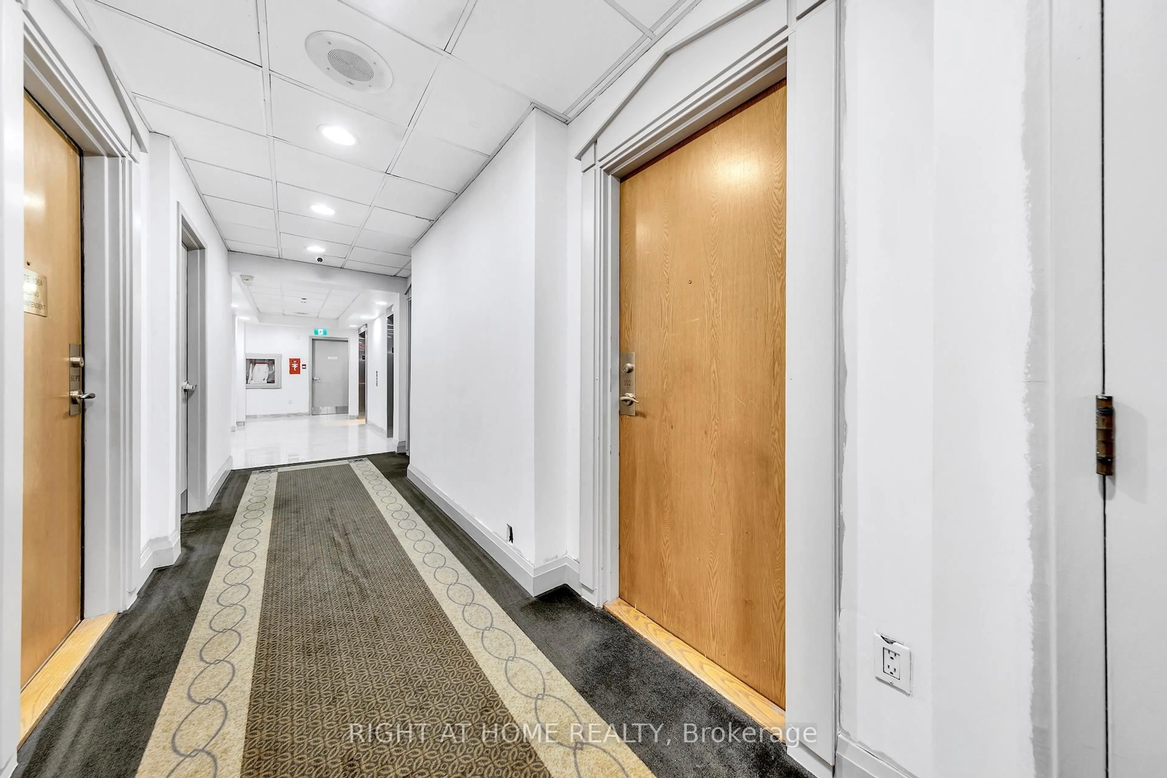 Indoor foyer for 3 Hickory Tree Rd #102, Toronto Ontario M9N 3W5