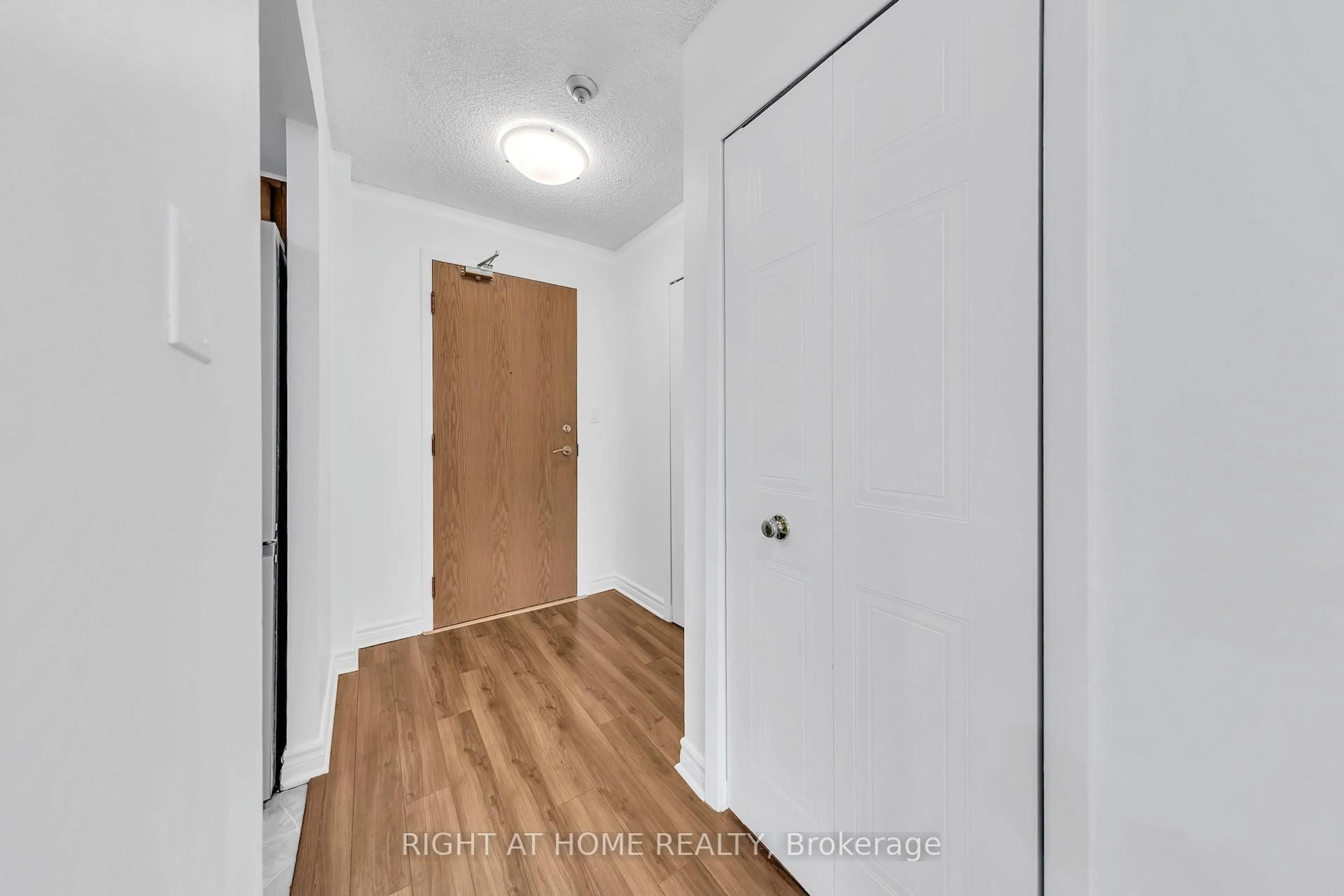 Indoor entryway for 3 Hickory Tree Rd #102, Toronto Ontario M9N 3W5