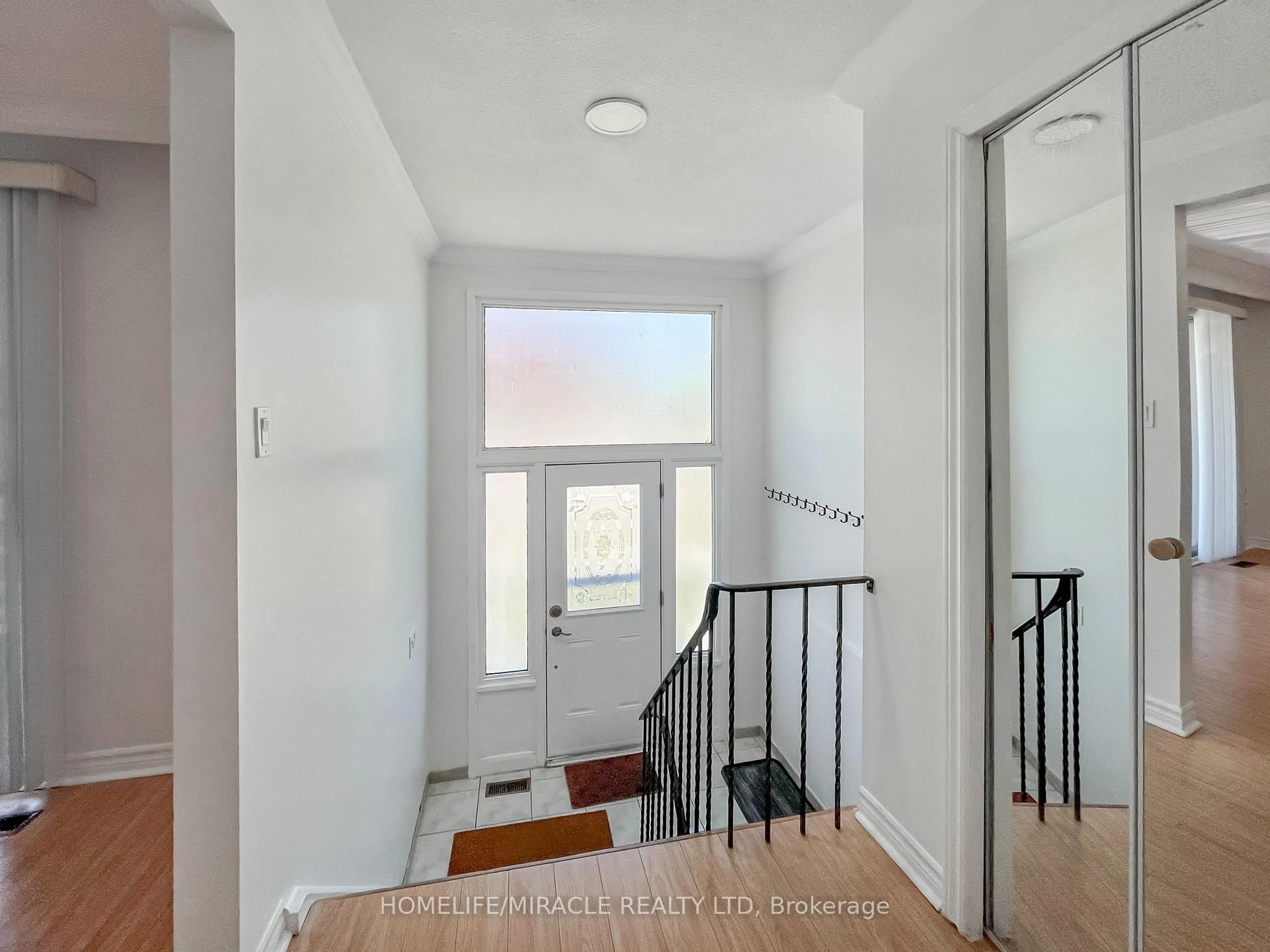 Indoor entryway for 3485 Oakglade Cres, Mississauga Ontario L5C 1X4