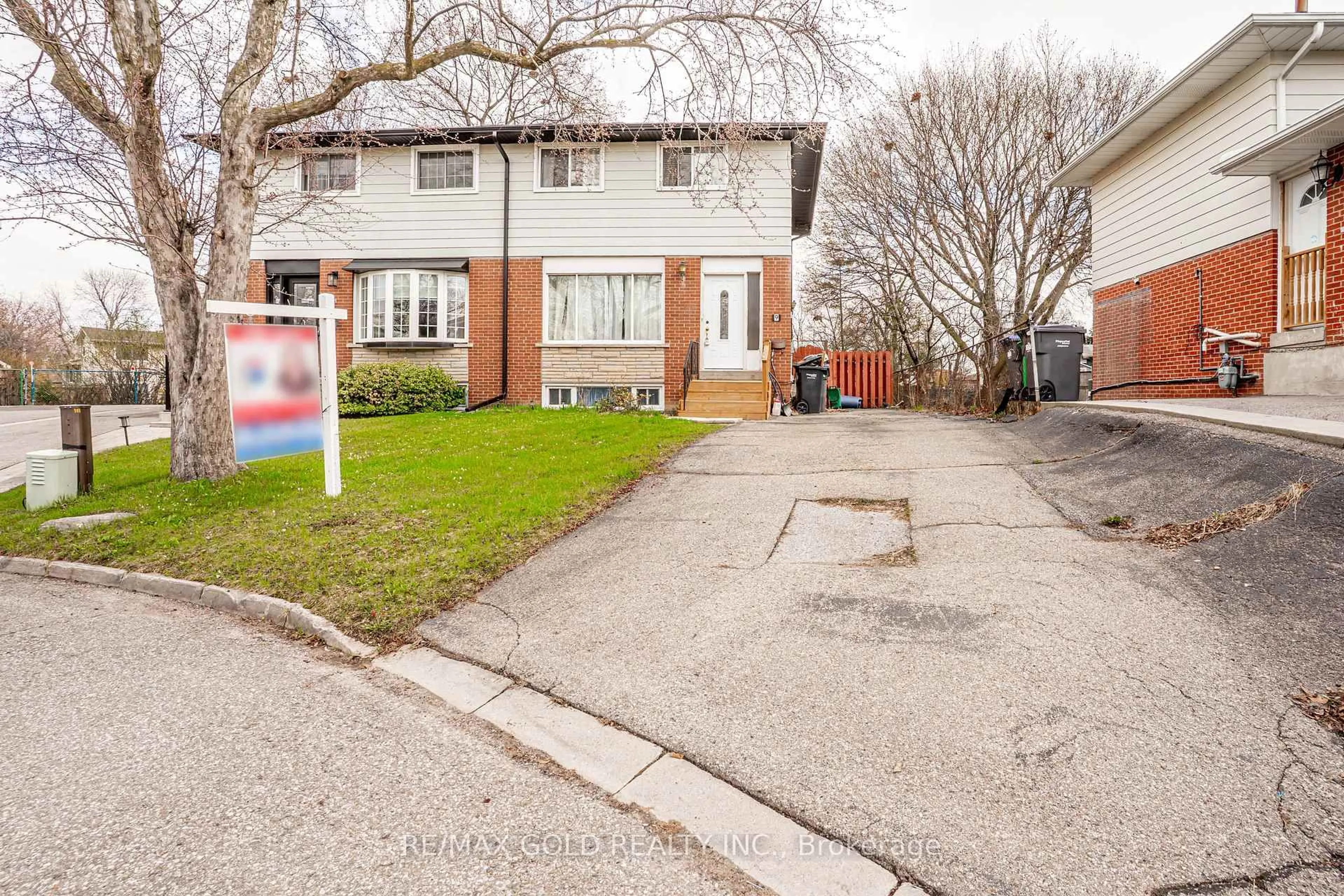 A pic from outside/outdoor area/front of a property/back of a property/a pic from drone, street for 9 Mordon Crt, Brampton Ontario L6V 2B5