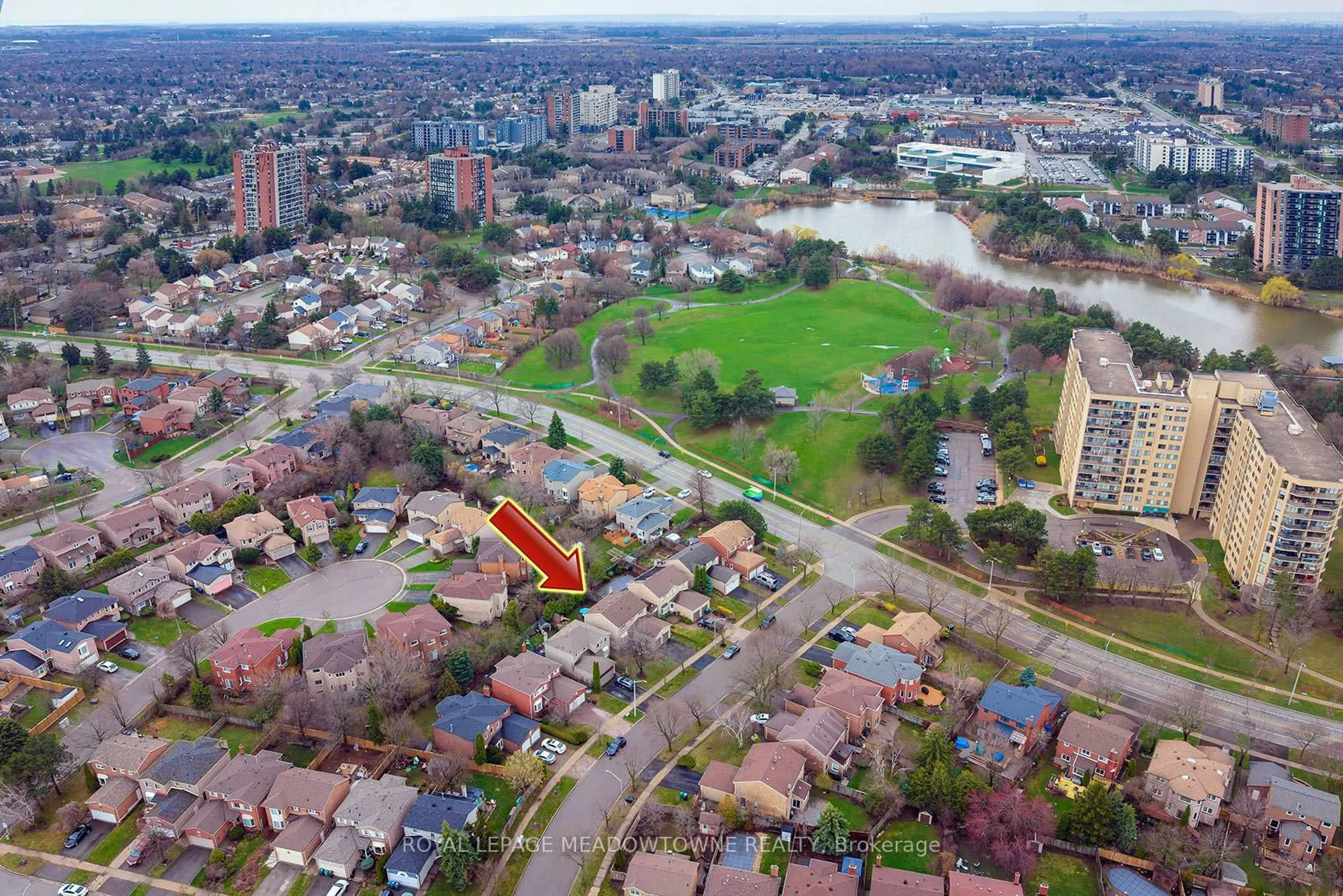 A pic from outside/outdoor area/front of a property/back of a property/a pic from drone, water/lake/river/ocean view for 2542 Valencia Rd, Mississauga Ontario L5N 4L6