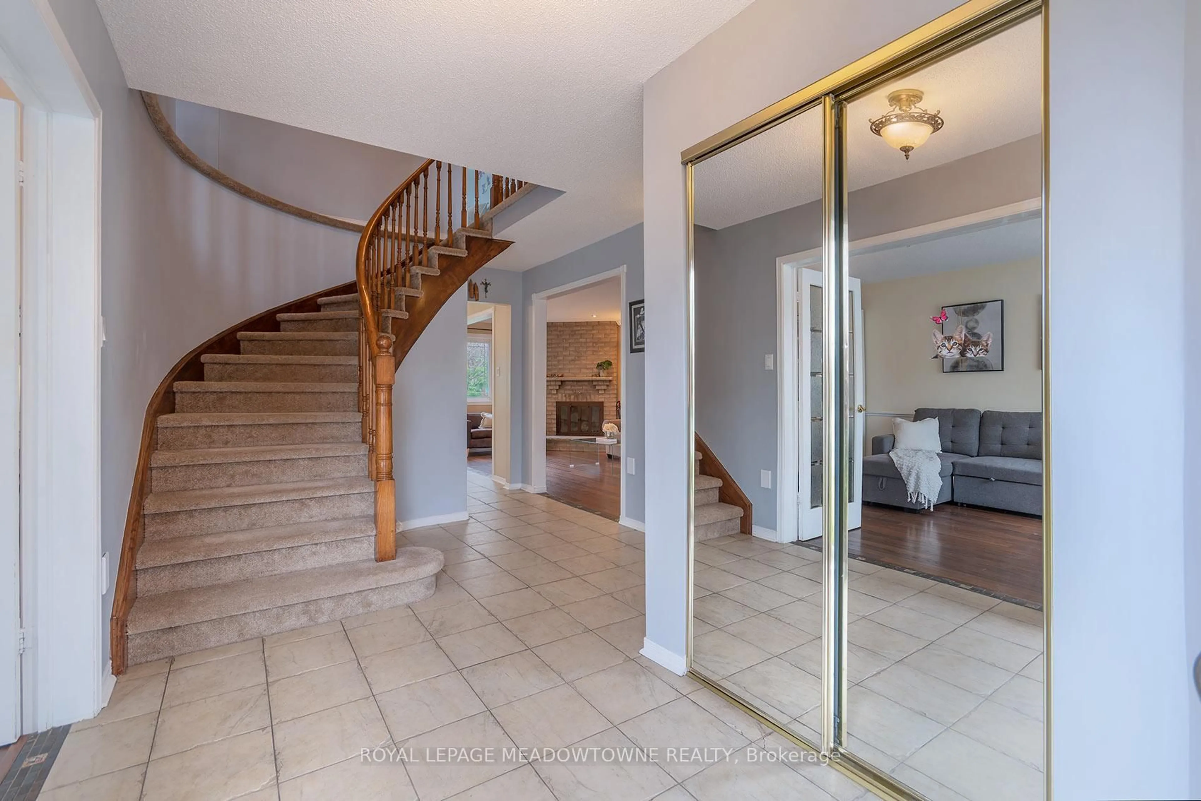 Indoor foyer for 2542 Valencia Rd, Mississauga Ontario L5N 4L6
