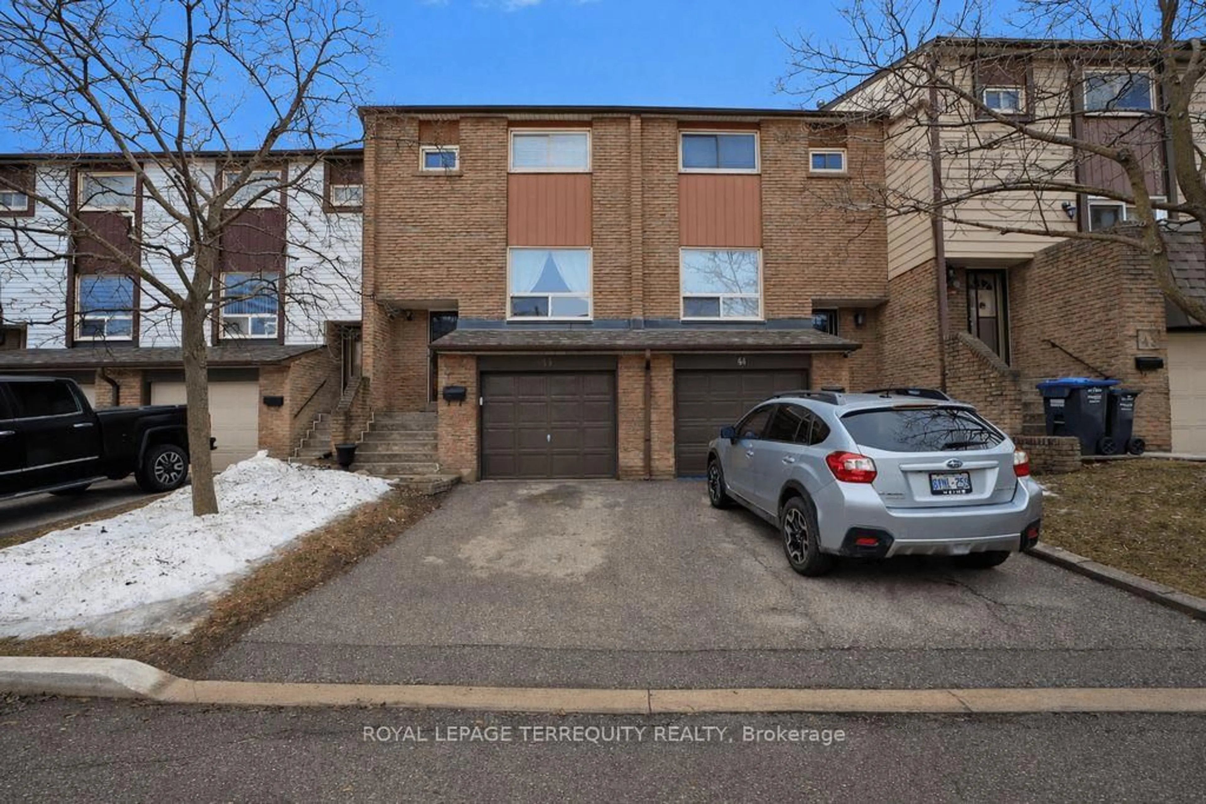 A pic from outside/outdoor area/front of a property/back of a property/a pic from drone, street for 1221 Dundix Rd #43, Mississauga Ontario L4Y 3Y9