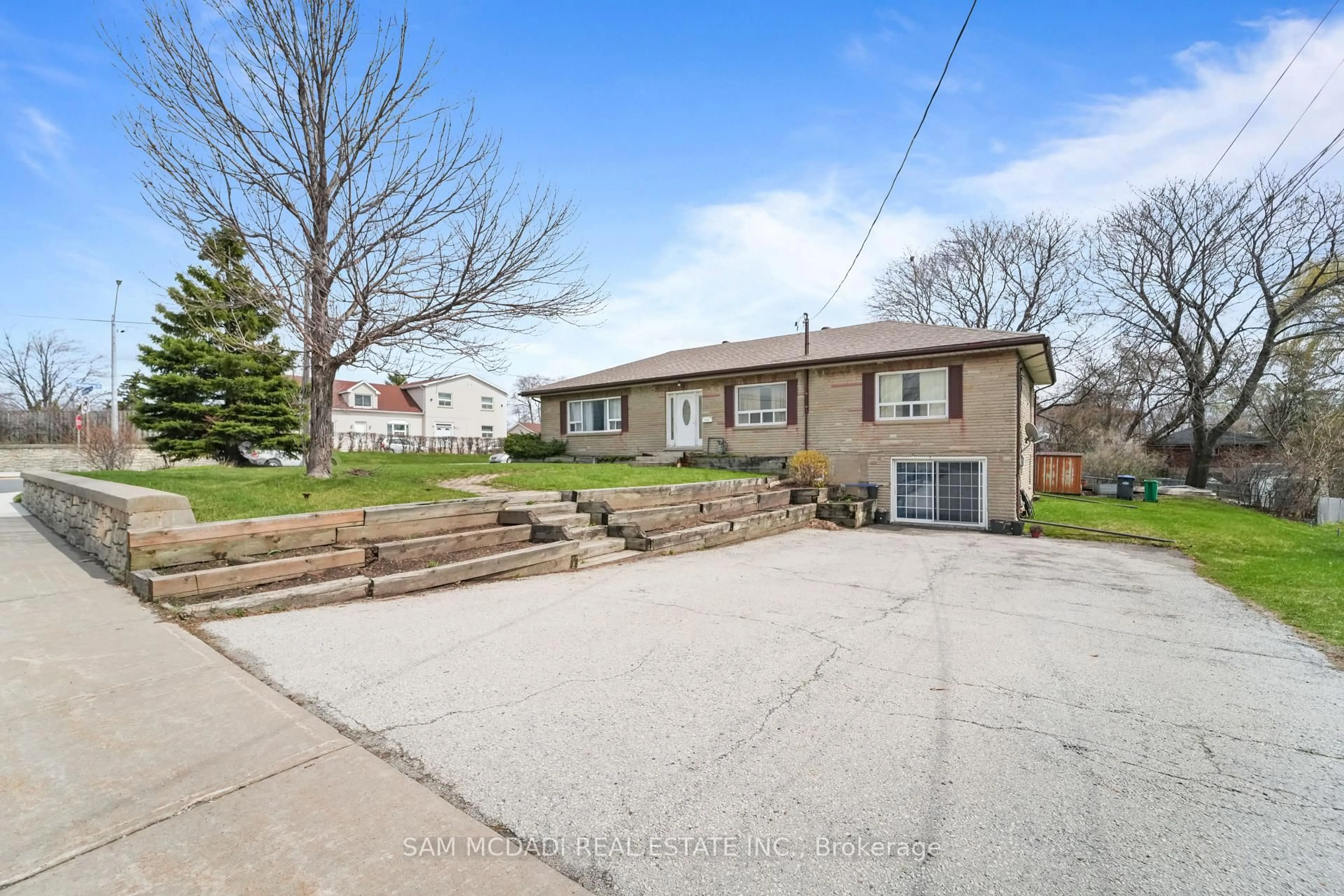 A pic from outside/outdoor area/front of a property/back of a property/a pic from drone, street for 2230 Britannia Rd, Mississauga Ontario L5M 1R3
