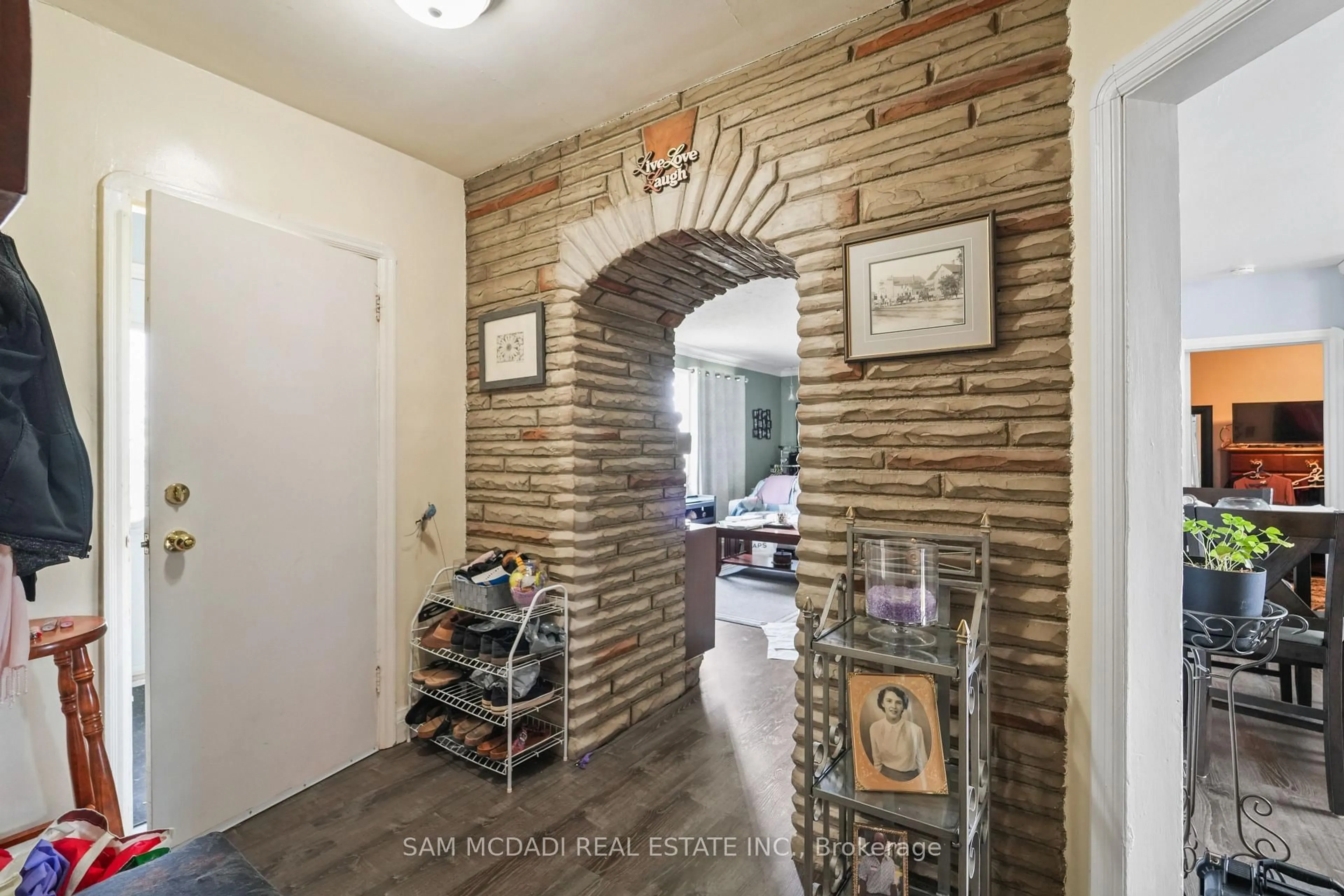 Indoor entryway for 2230 Britannia Rd, Mississauga Ontario L5M 1R3