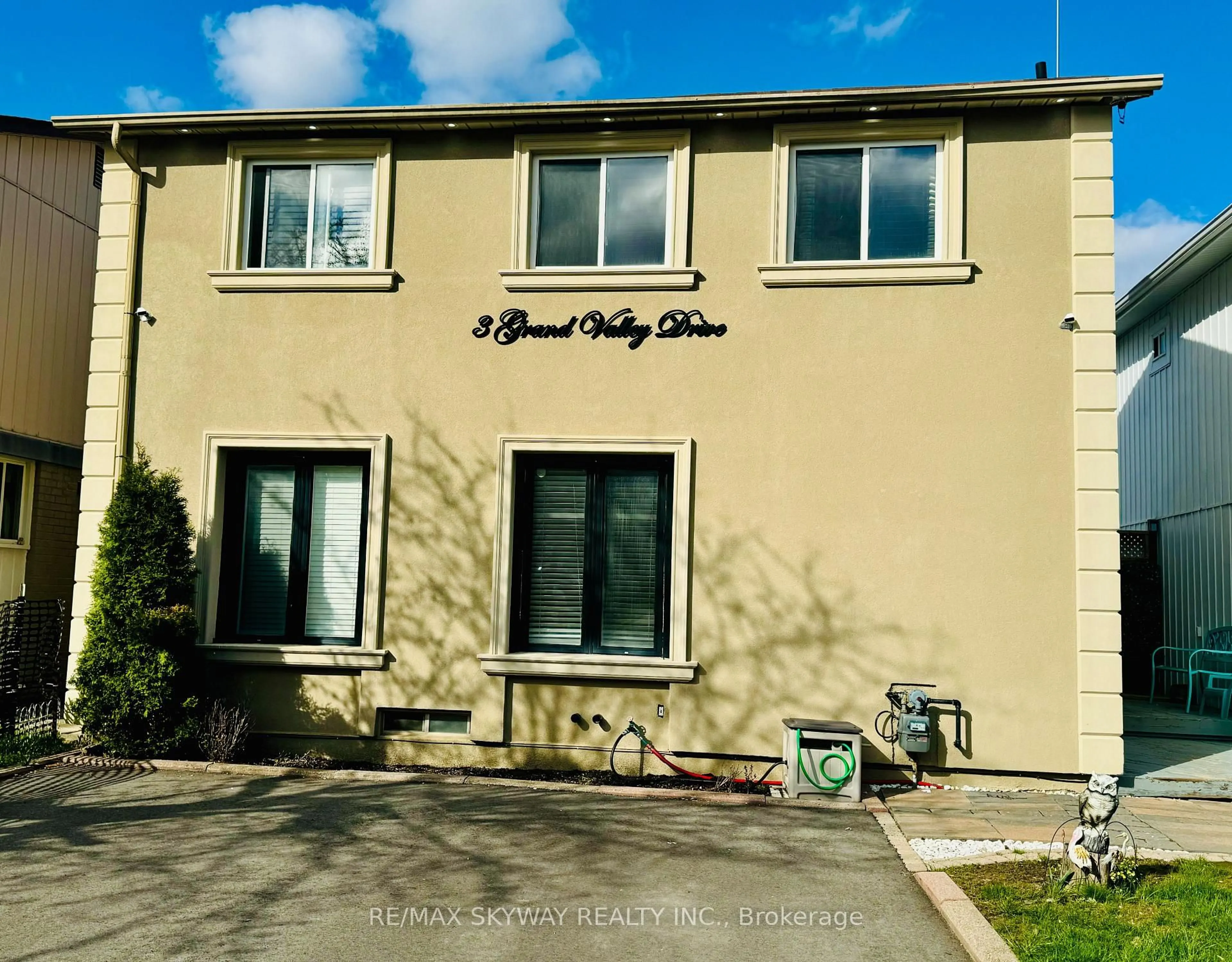 A pic from outside/outdoor area/front of a property/back of a property/a pic from drone, street for 3 Grand Valley Dr, Brampton Ontario L6S 2L1