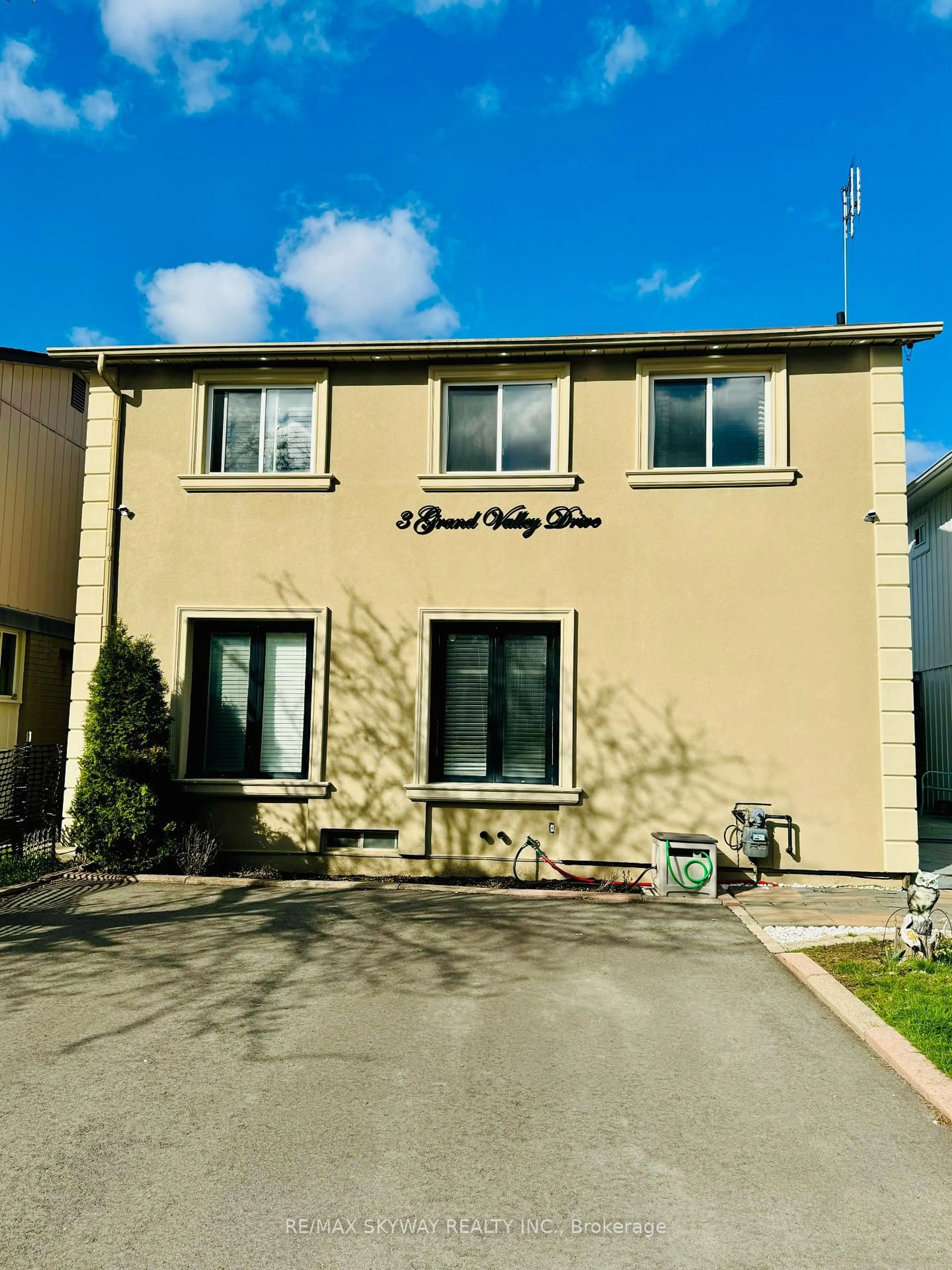 A pic from outside/outdoor area/front of a property/back of a property/a pic from drone, unknown for 3 Grand Valley Dr, Brampton Ontario L6S 2L1