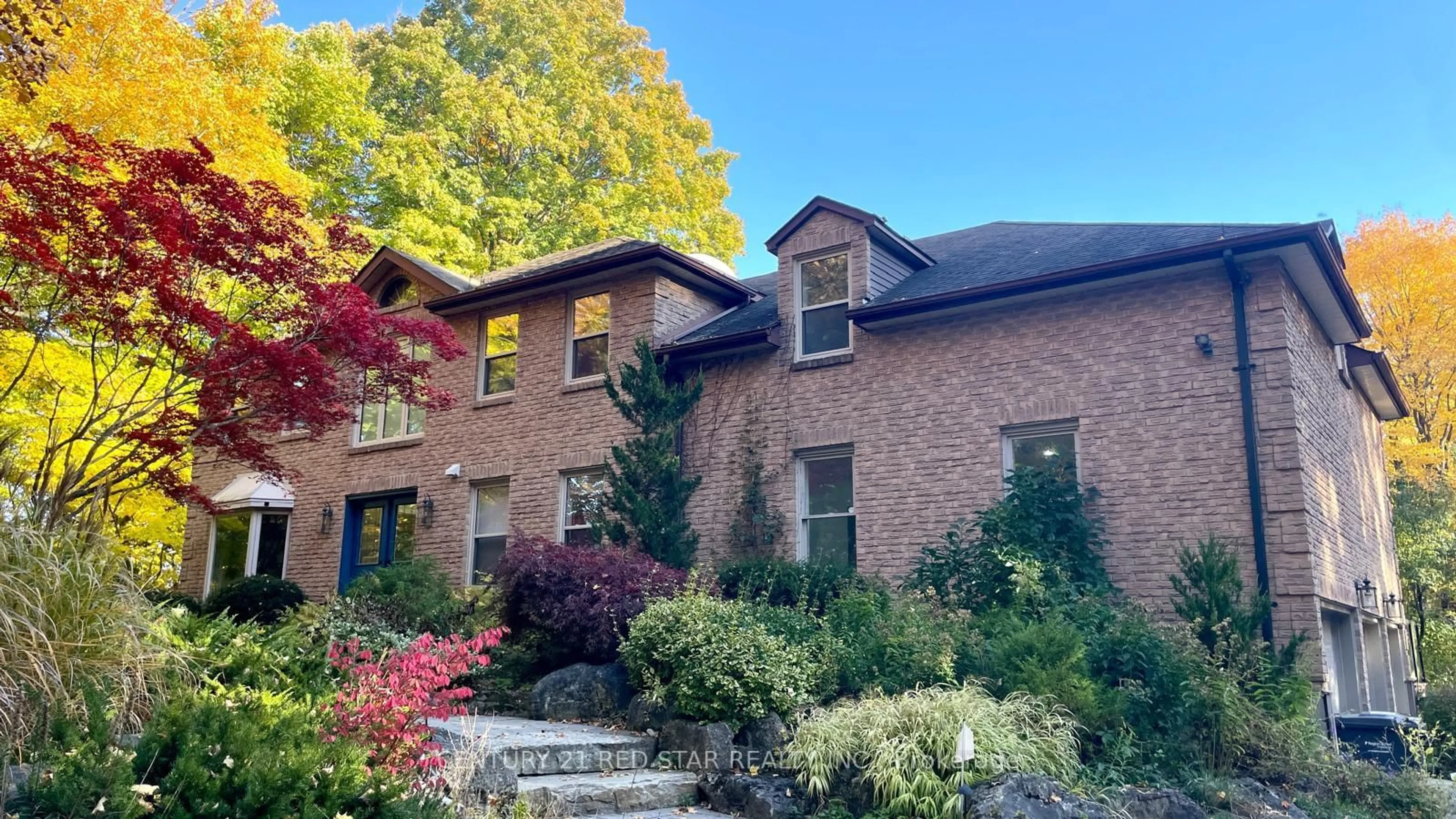 Home with brick exterior material, unknown for 877 The Grange Sdrd, Caledon Ontario L7C 0E4