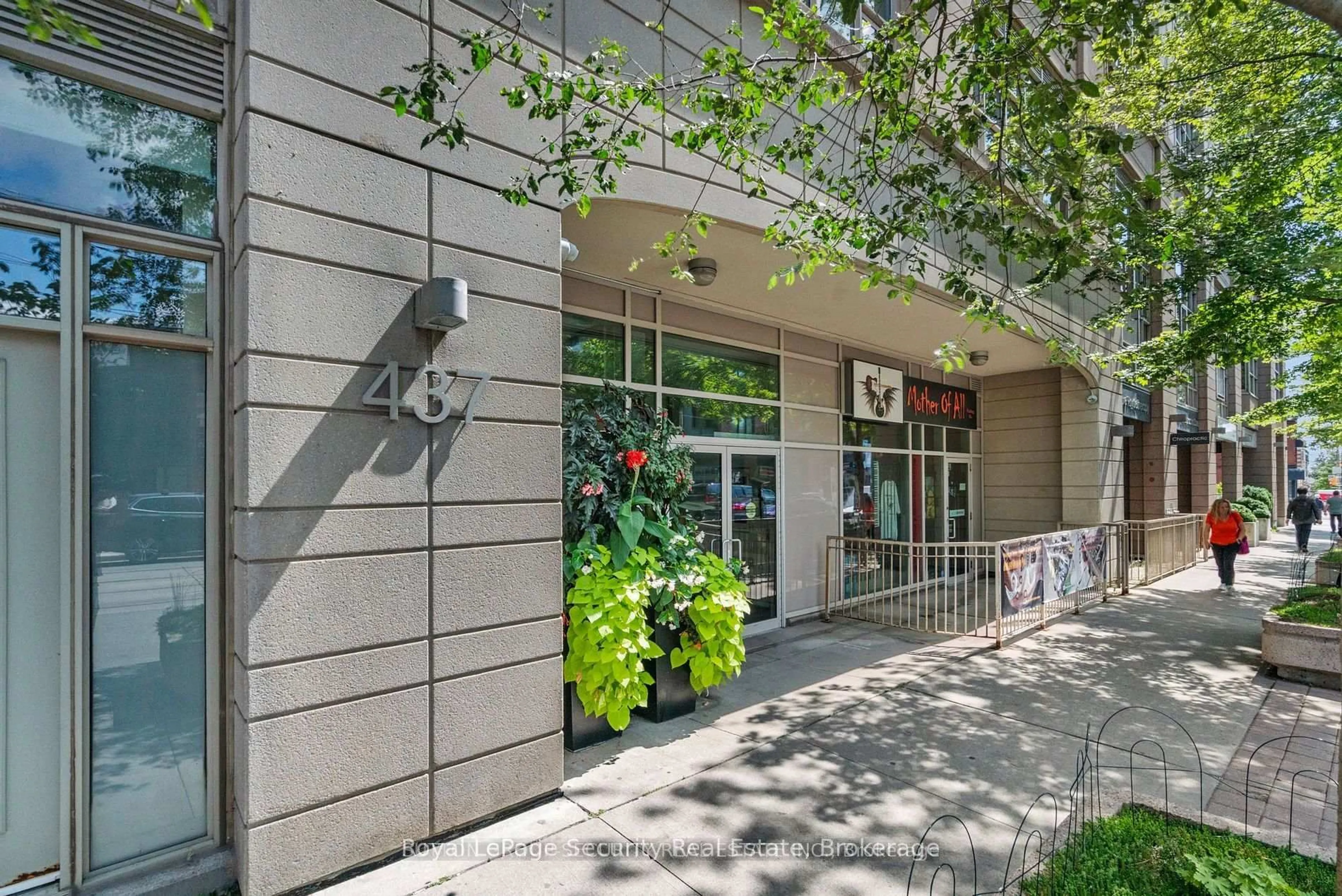 Indoor foyer for 437 Roncesvalles Ave #511, Toronto Ontario M6R 3B9