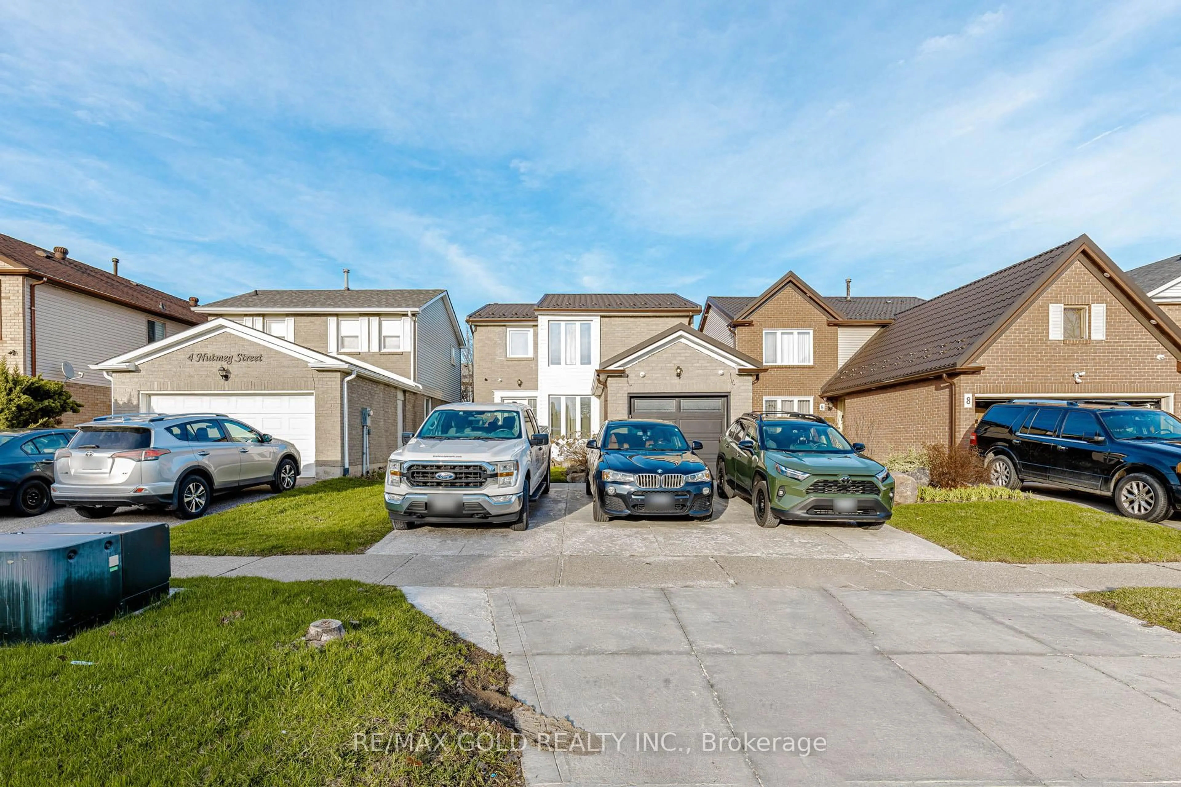 A pic from outside/outdoor area/front of a property/back of a property/a pic from drone, street for 6 Nutmeg St, Brampton Ontario L6S 4A8