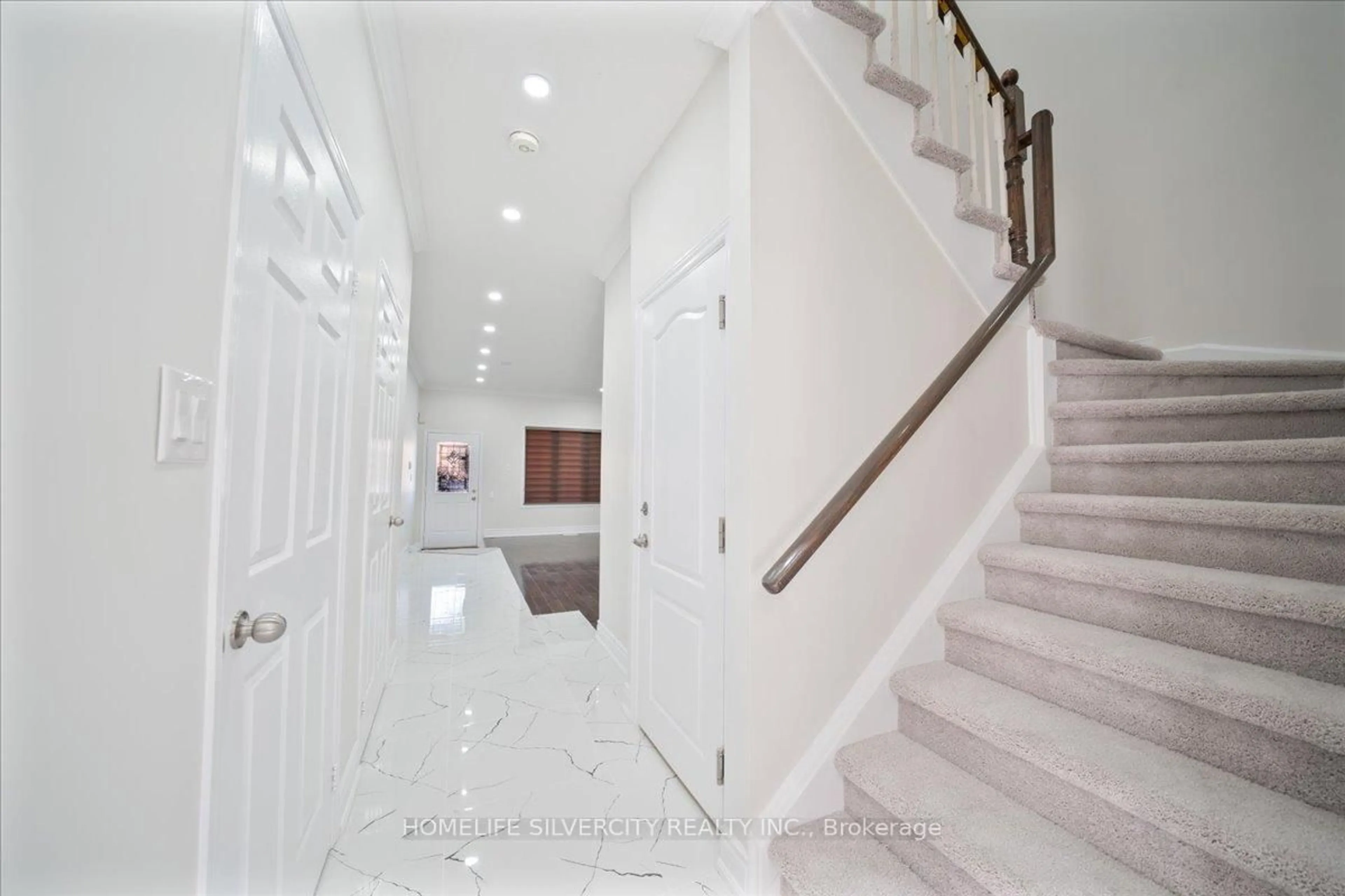 Indoor foyer for 6 Bentgrass Lane, Brampton Ontario L7A 3K2