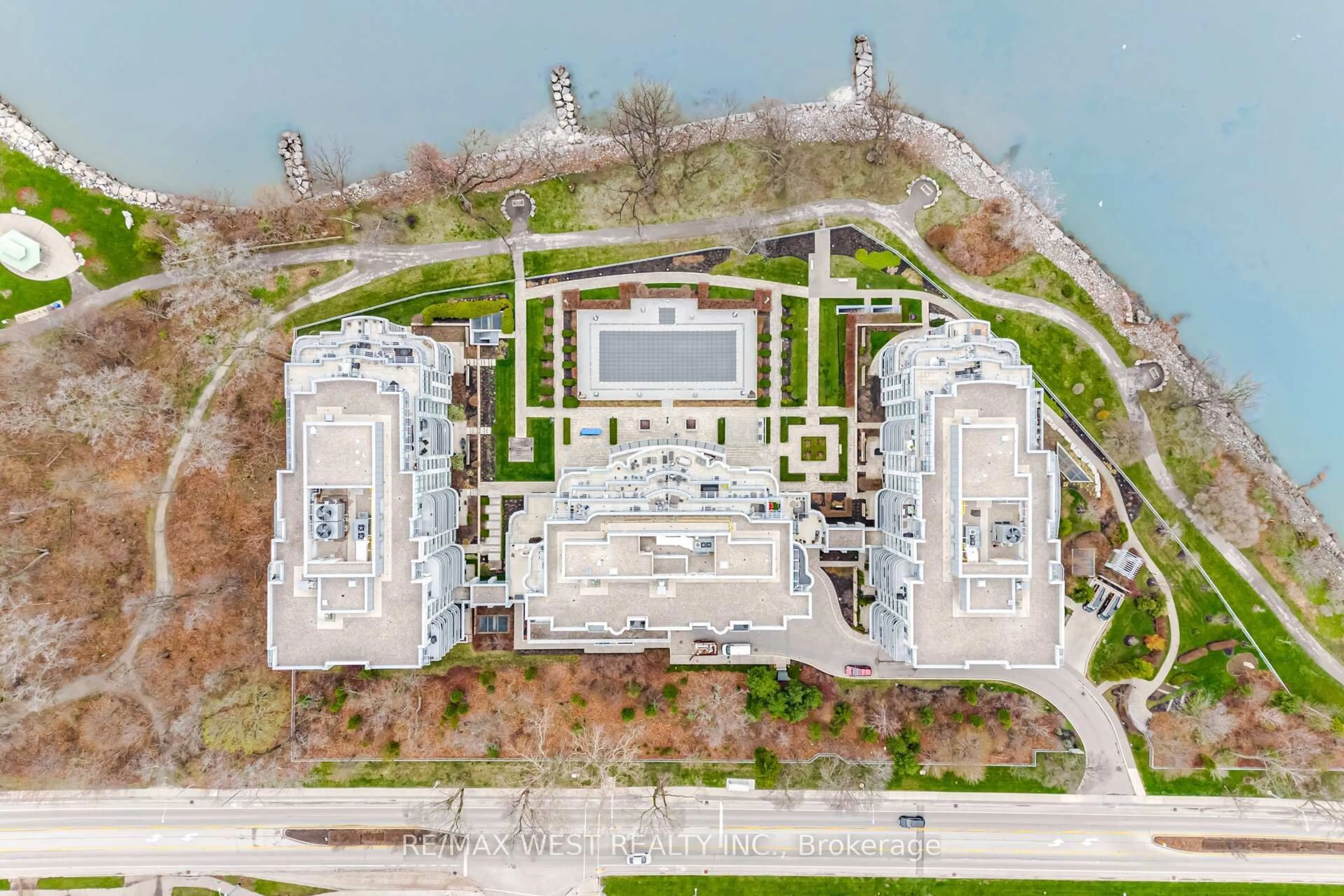 A pic from outside/outdoor area/front of a property/back of a property/a pic from drone, building for 3500 Lakeshore Rd #825, Oakville Ontario L6L 0B4