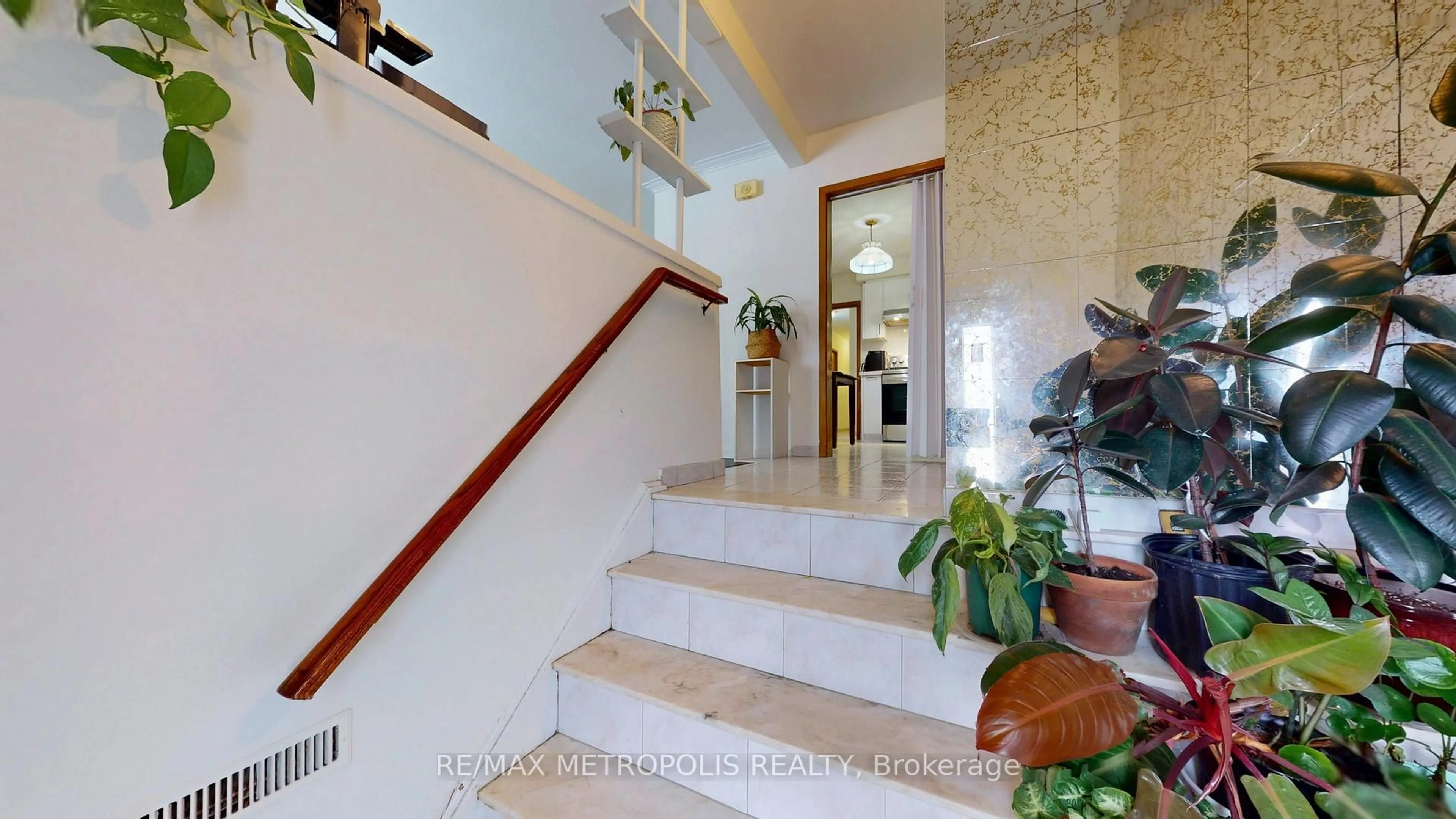 Indoor foyer for 68 Paulvale Cres, Toronto Ontario M3J 1K5