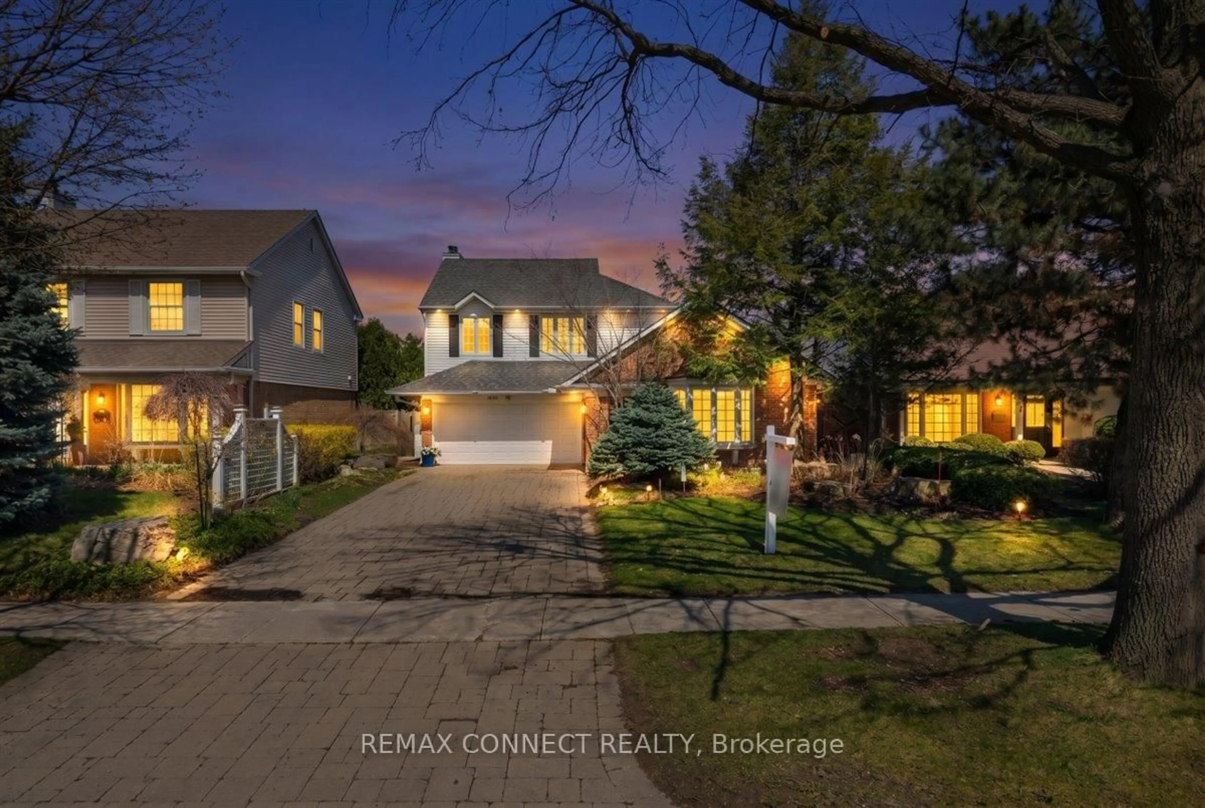 A pic from outside/outdoor area/front of a property/back of a property/a pic from drone, street for 2491 Parmeer Dr, Mississauga Ontario L5C 2Y3