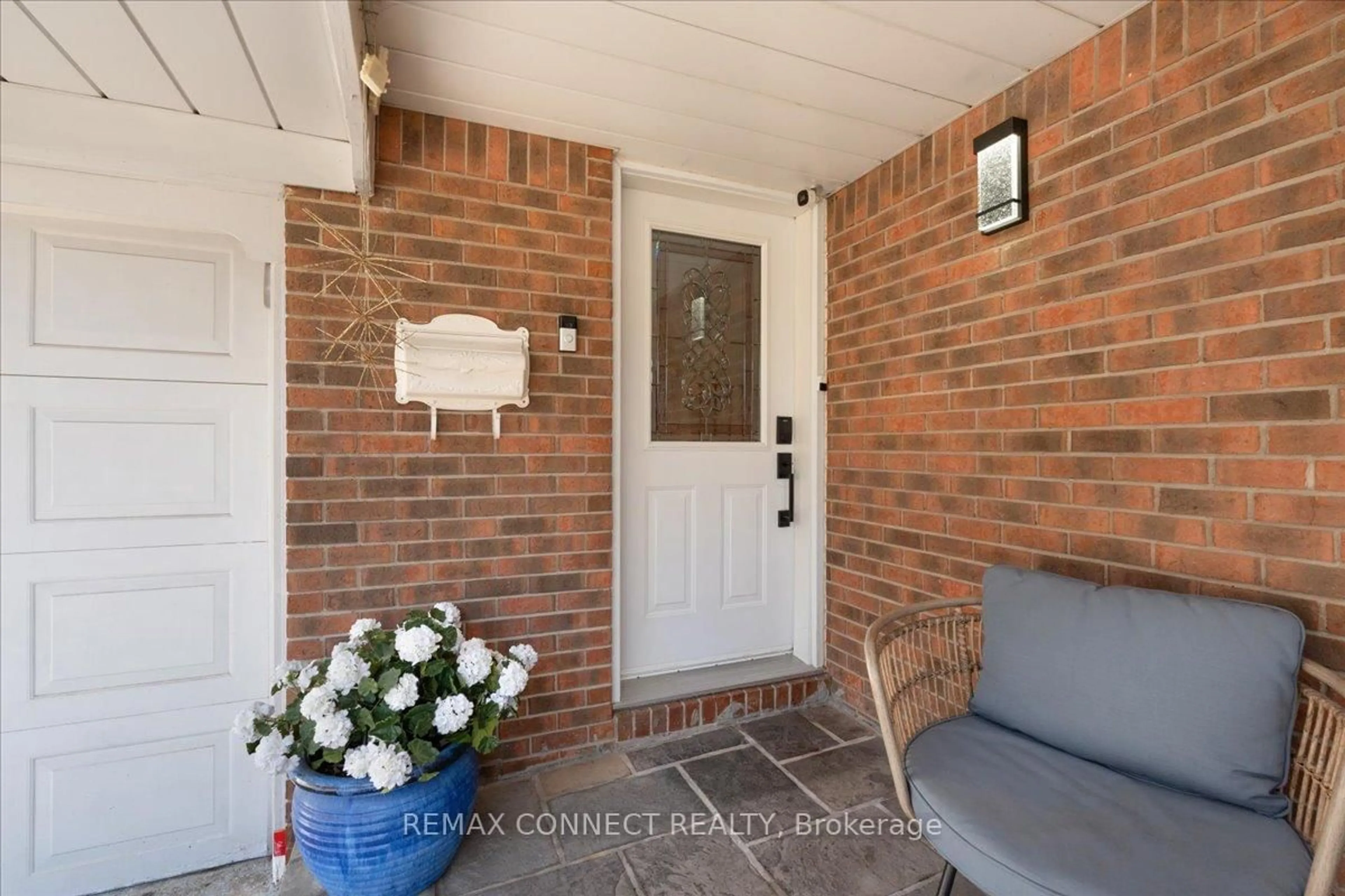 Indoor entryway for 2491 Parmeer Dr, Mississauga Ontario L5C 2Y3