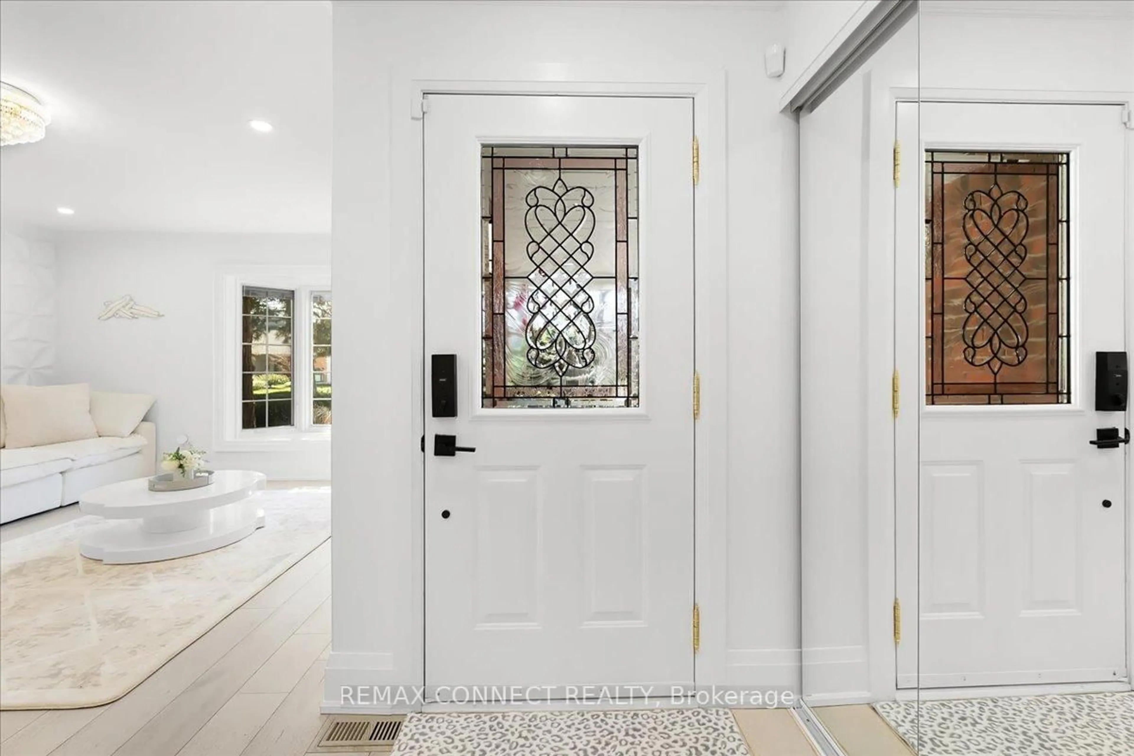 Indoor entryway for 2491 Parmeer Dr, Mississauga Ontario L5C 2Y3