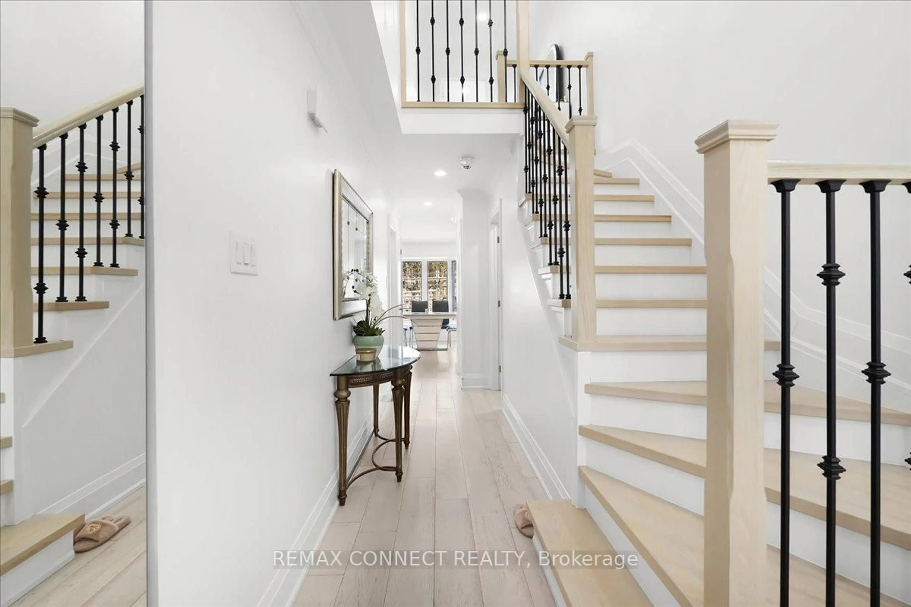 Indoor entryway for 2491 Parmeer Dr, Mississauga Ontario L5C 2Y3