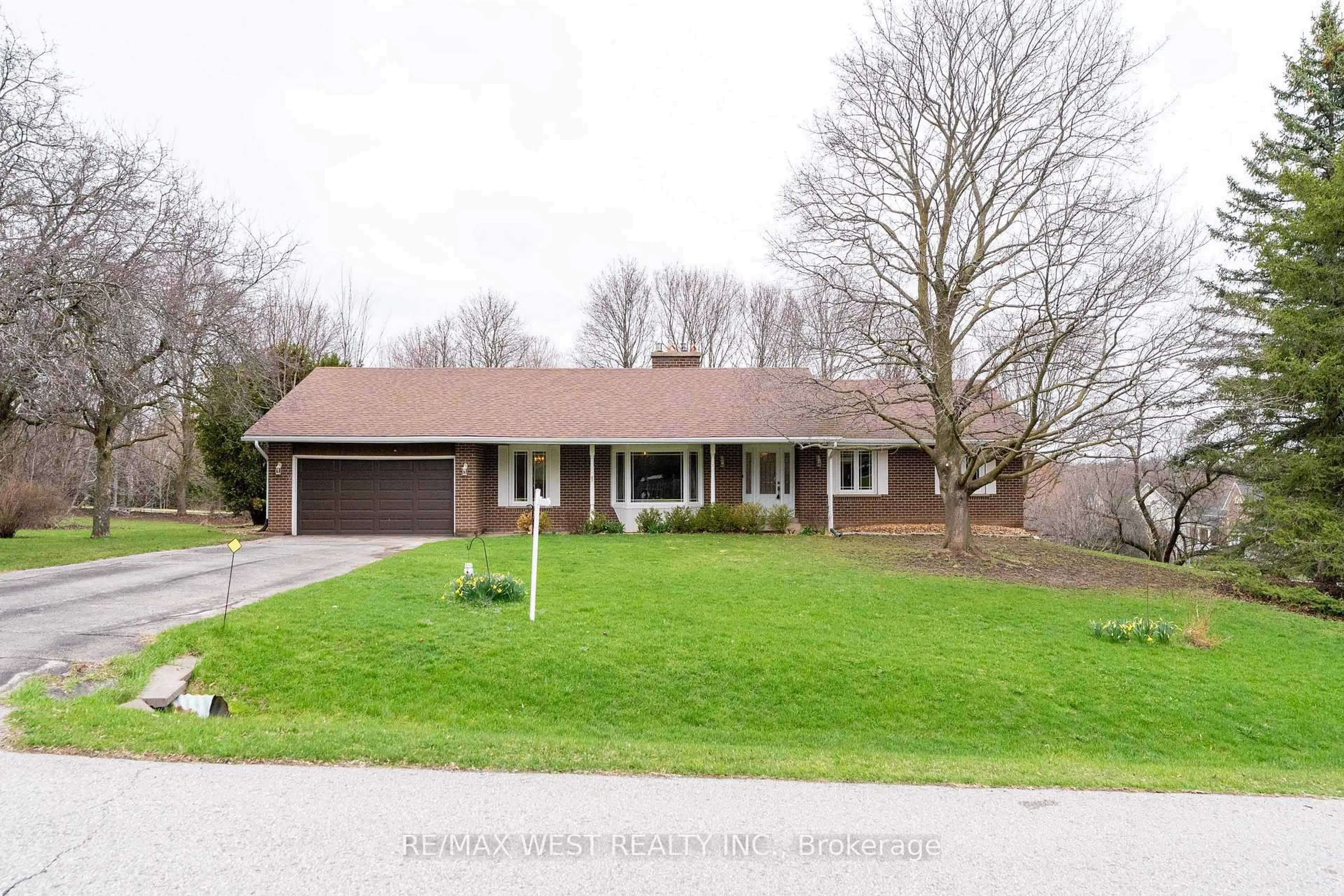 A pic from outside/outdoor area/front of a property/back of a property/a pic from drone, street for 3 Field Crest Rd, Caledon Ontario L7C 1H4