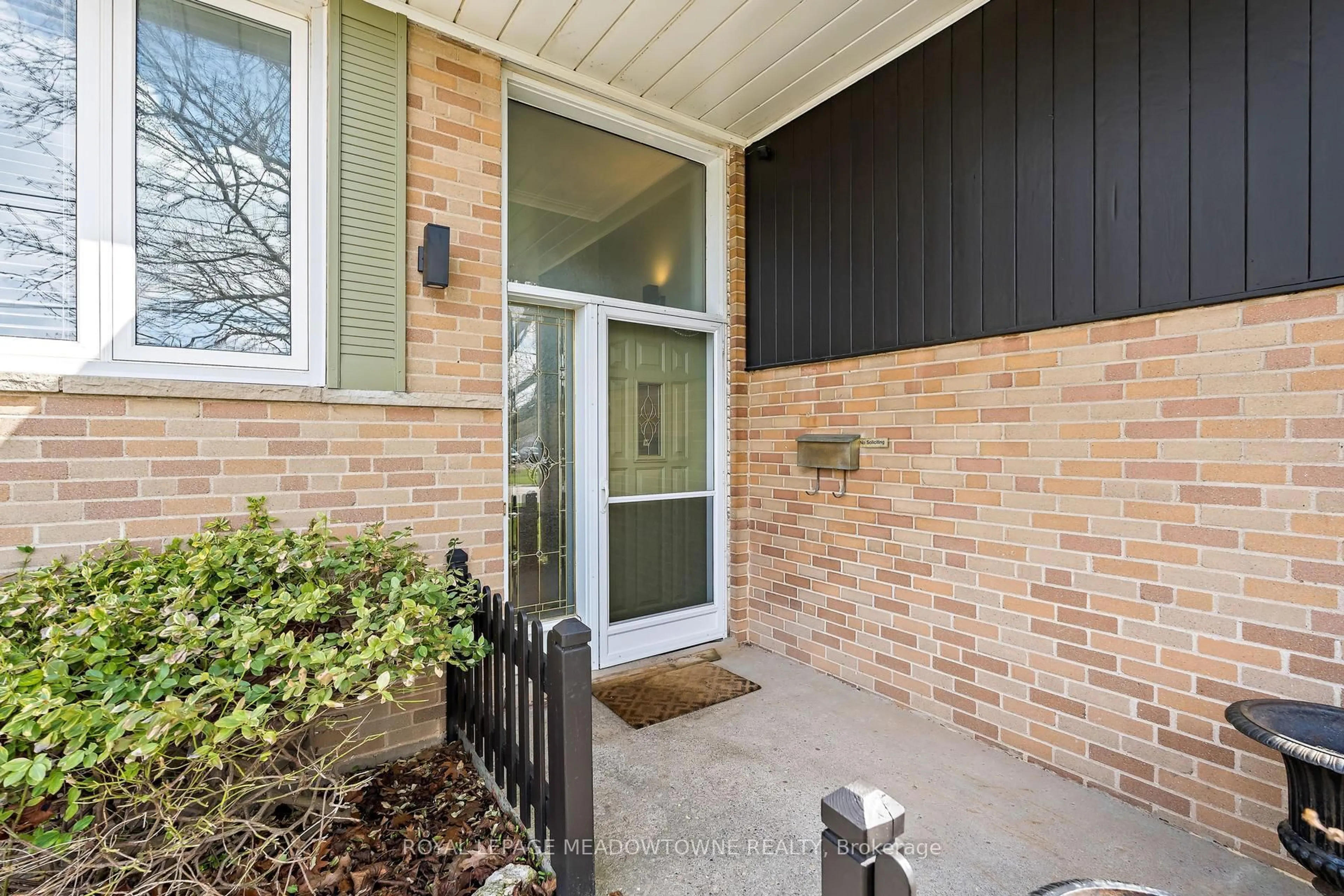 Indoor entryway for 456 Delrex Blvd, Halton Hills Ontario L7G 4J2