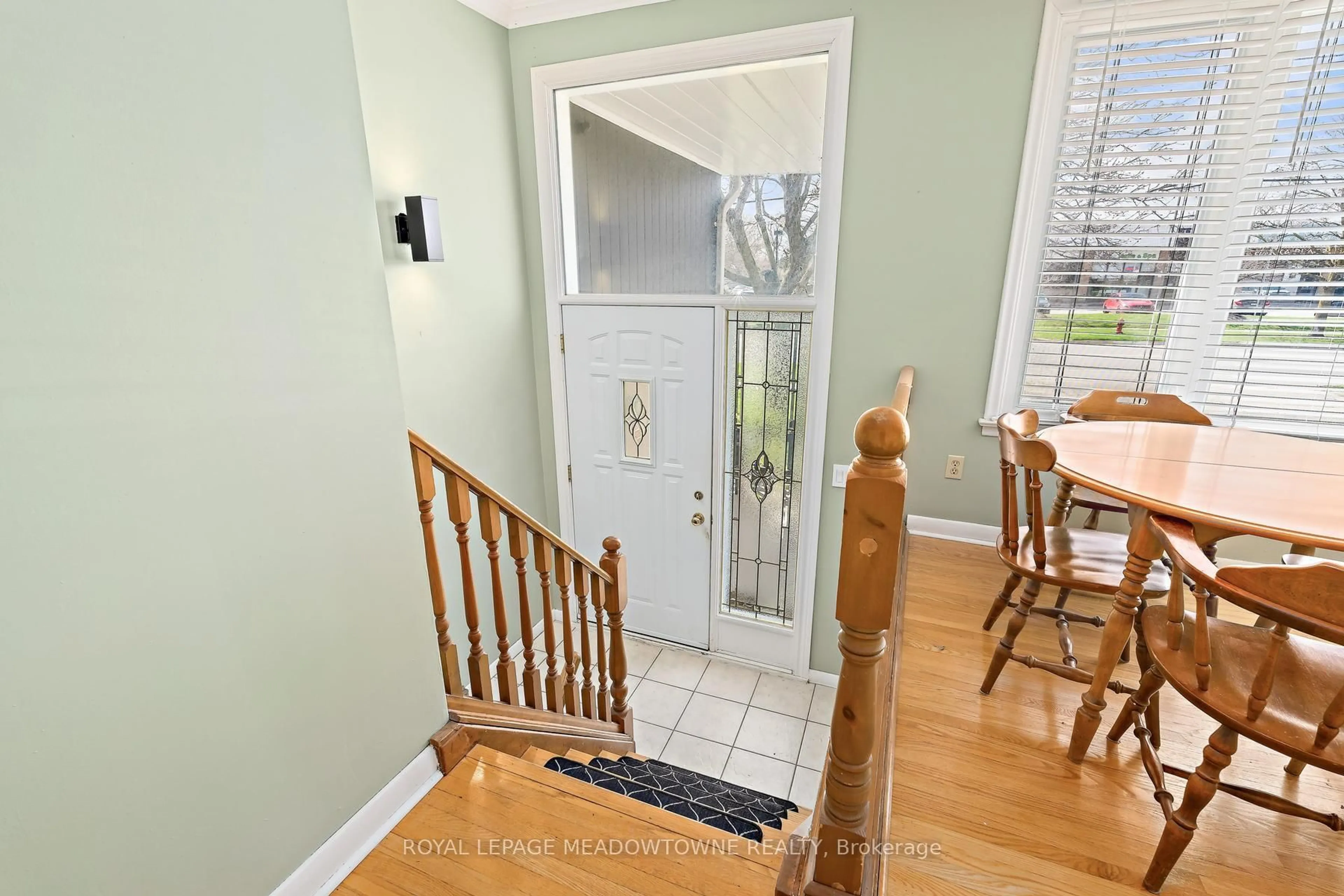 Indoor entryway for 456 Delrex Blvd, Halton Hills Ontario L7G 4J2