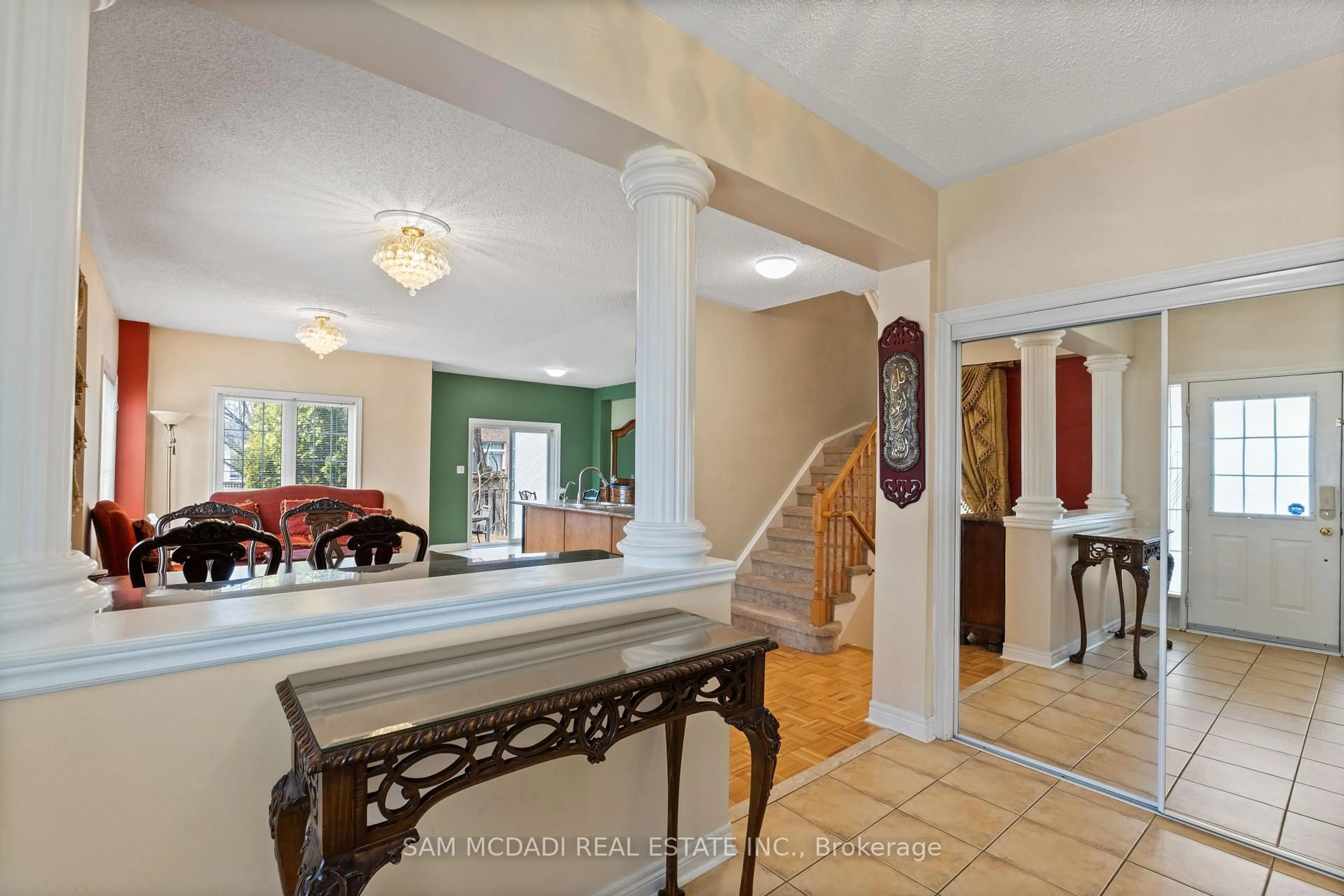 Indoor foyer for 5625 Passion Flower Blvd, Mississauga Ontario L5M 7N2