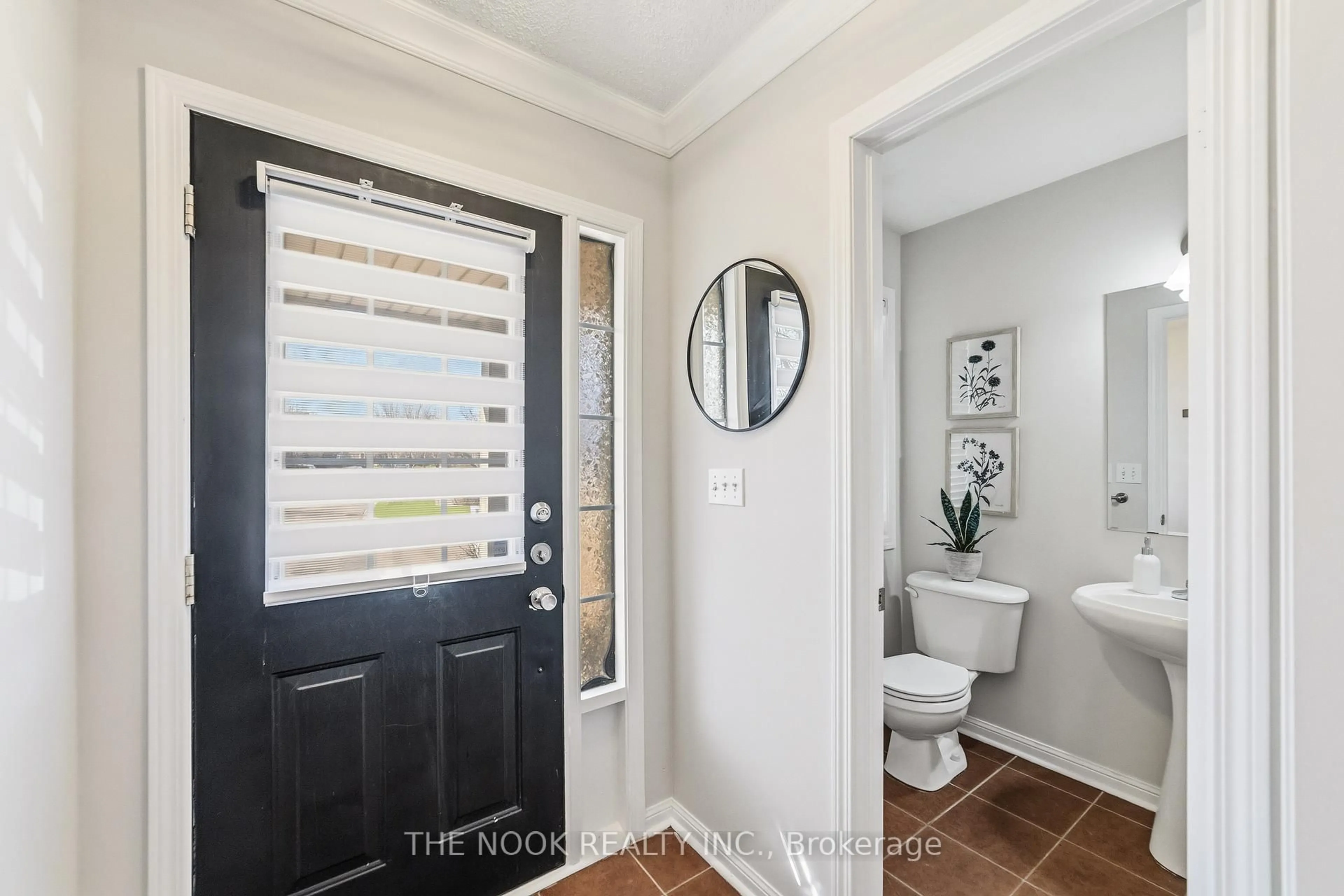 Indoor entryway for 1556 Harwood Dr, Milton Ontario L9T 5K1