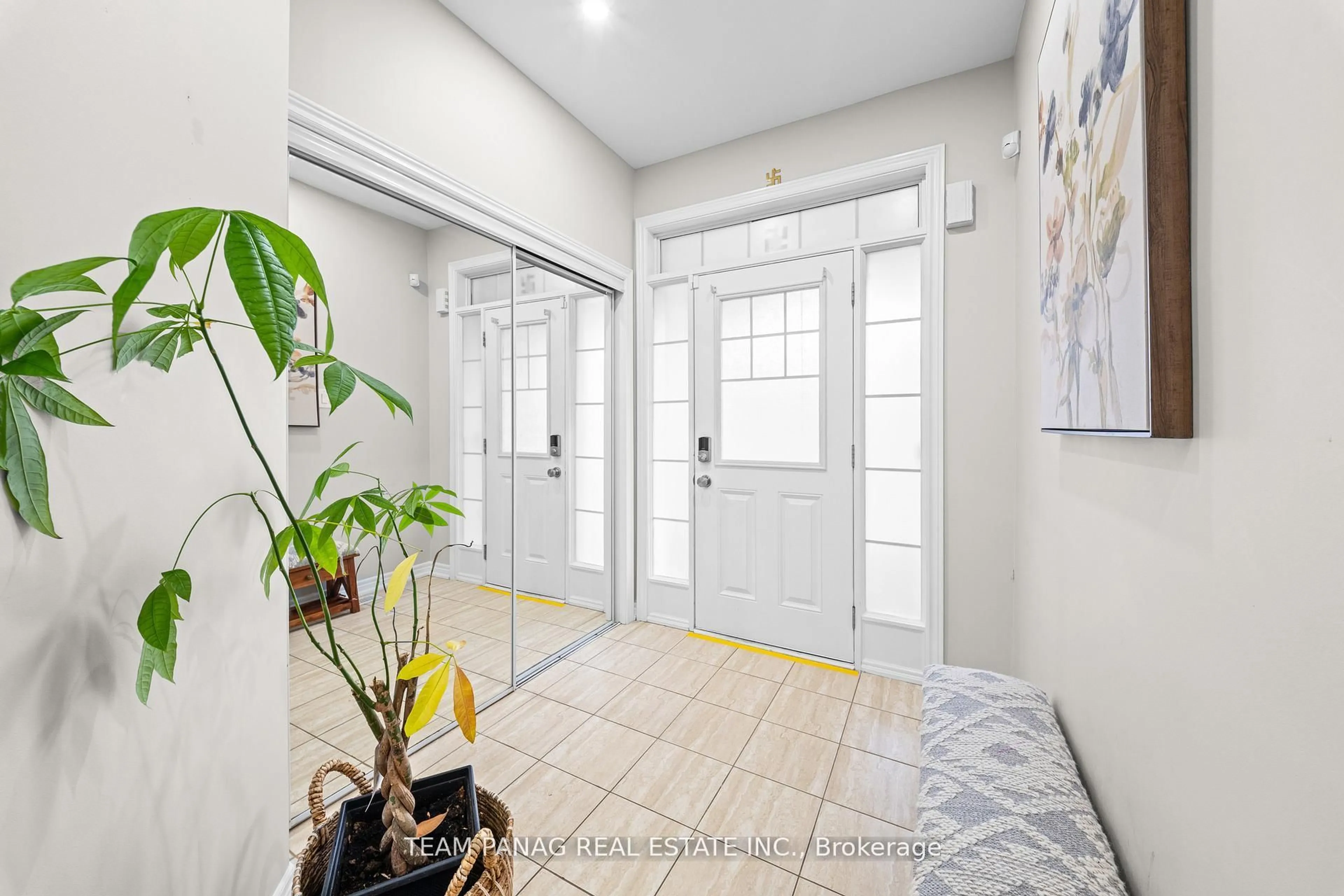 Indoor entryway for 99 Naperton Dr, Brampton Ontario L6R 3N5