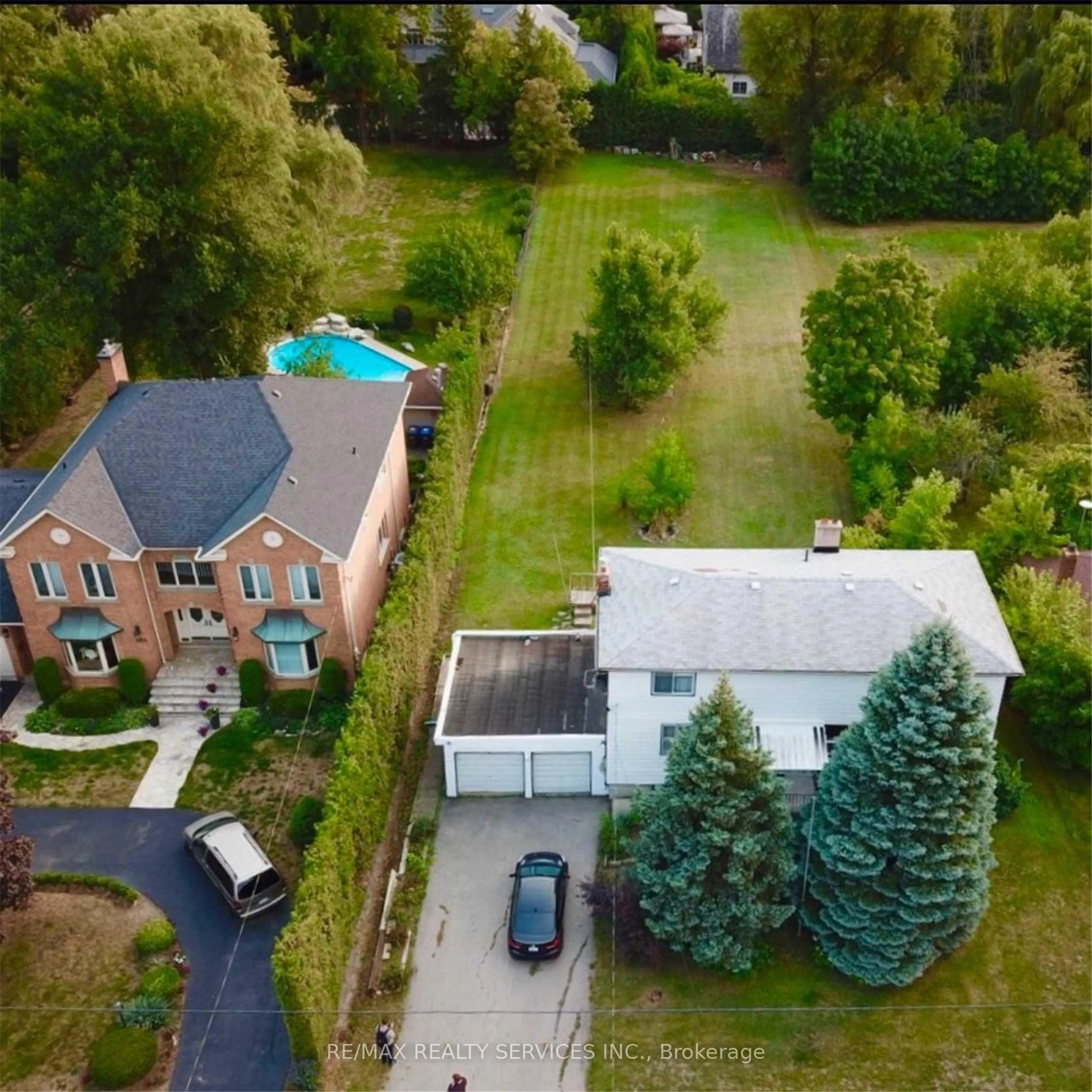 A pic from outside/outdoor area/front of a property/back of a property/a pic from drone, street for 1524 Indian Grve, Mississauga Ontario L5H 2S6