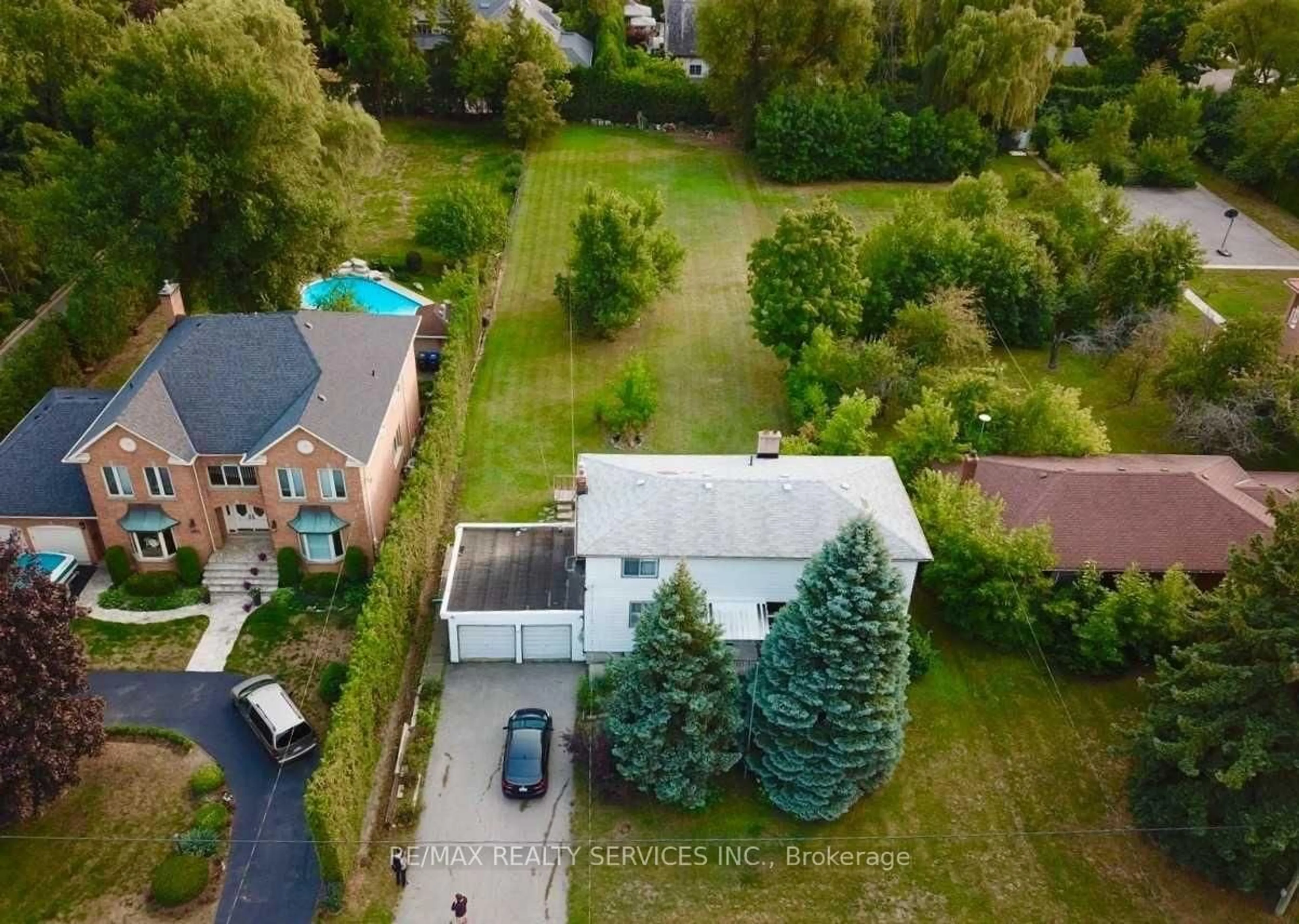 A pic from outside/outdoor area/front of a property/back of a property/a pic from drone, unknown for 1524 Indian Grve, Mississauga Ontario L5H 2S6