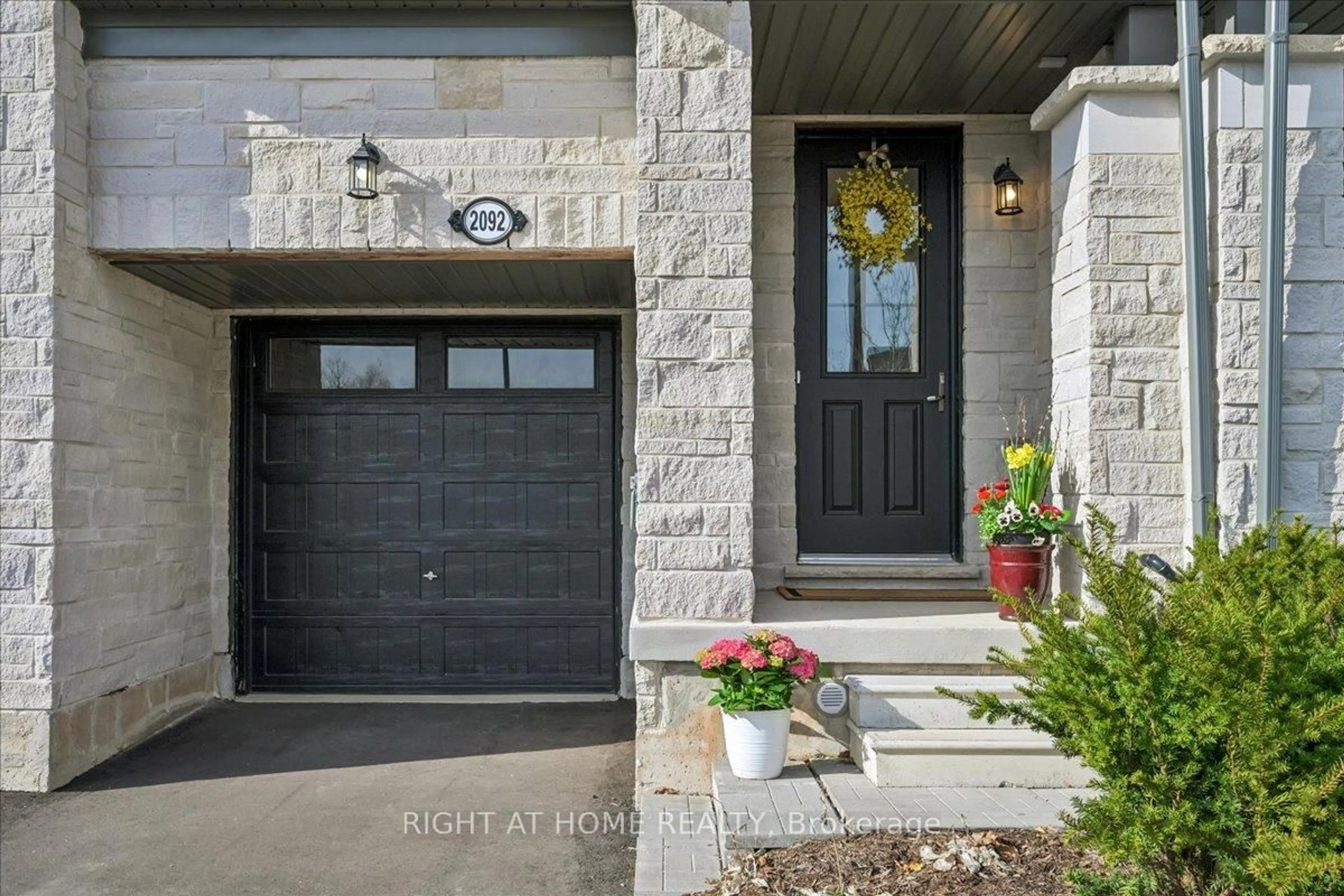 Indoor entryway for 2092 Ellerston Common, Burlington Ontario L7P 0V6