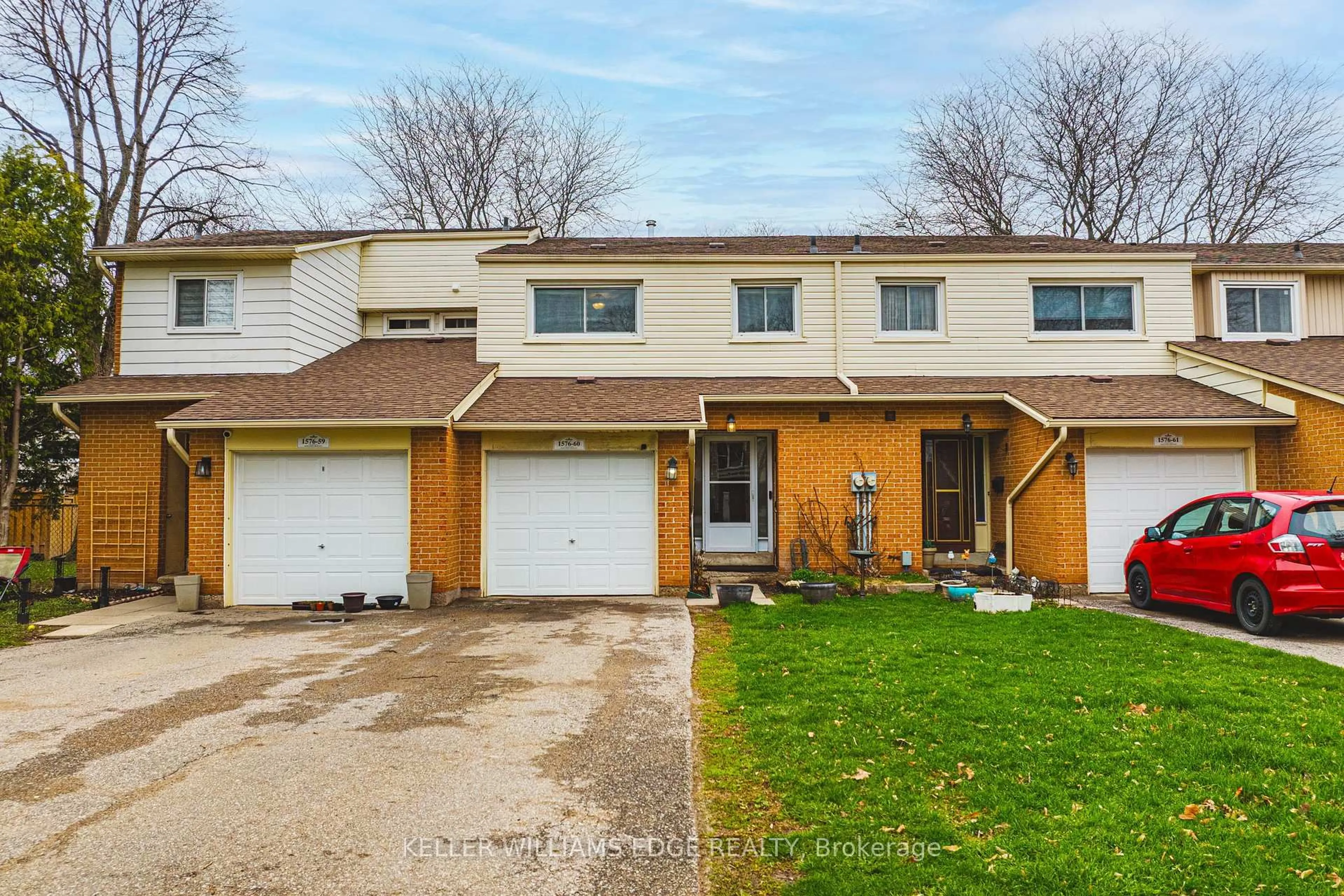 A pic from outside/outdoor area/front of a property/back of a property/a pic from drone, street for 1576 Newlands Cres #60, Burlington Ontario L7M 1V6