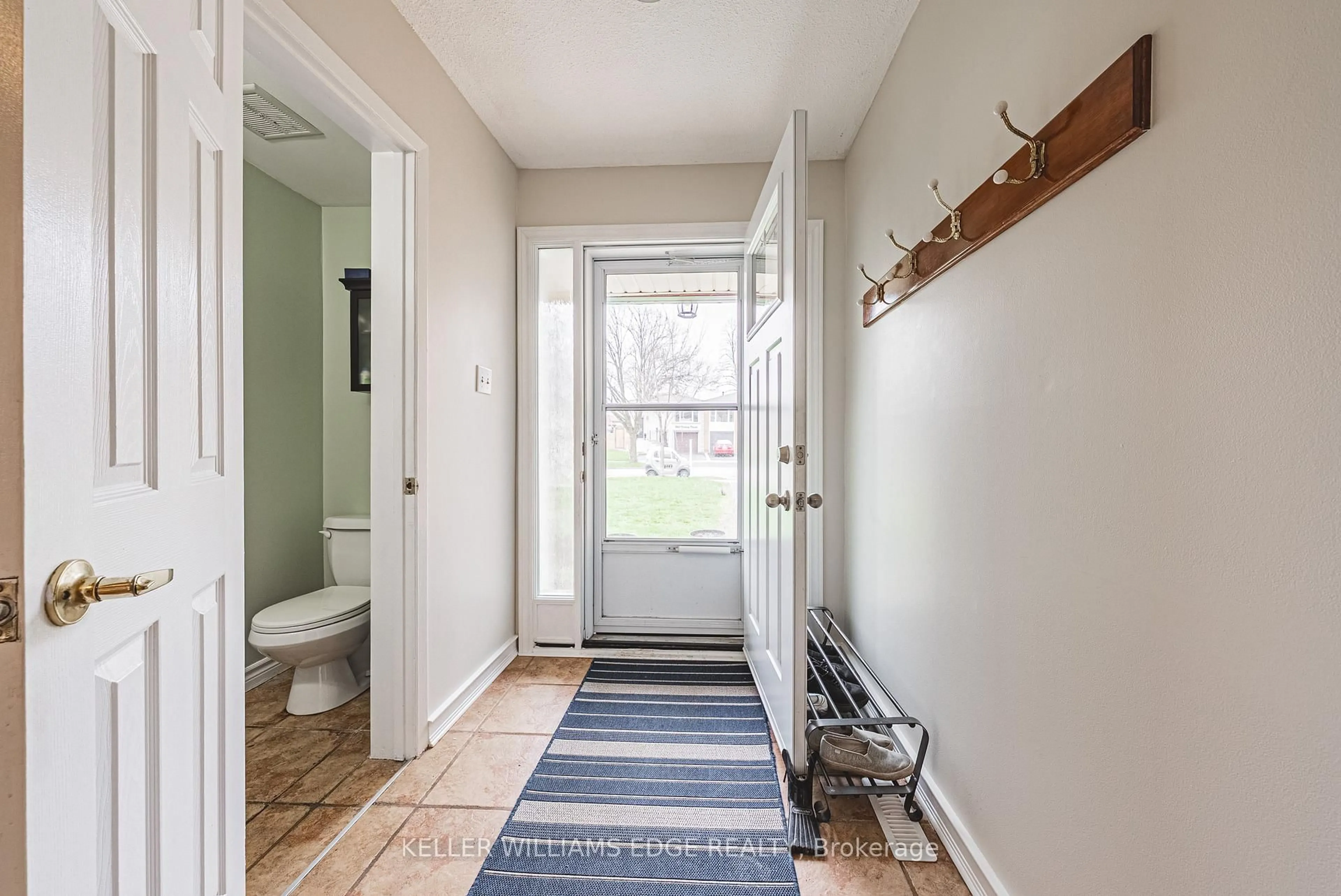 Indoor entryway for 1576 Newlands Cres #60, Burlington Ontario L7M 1V6