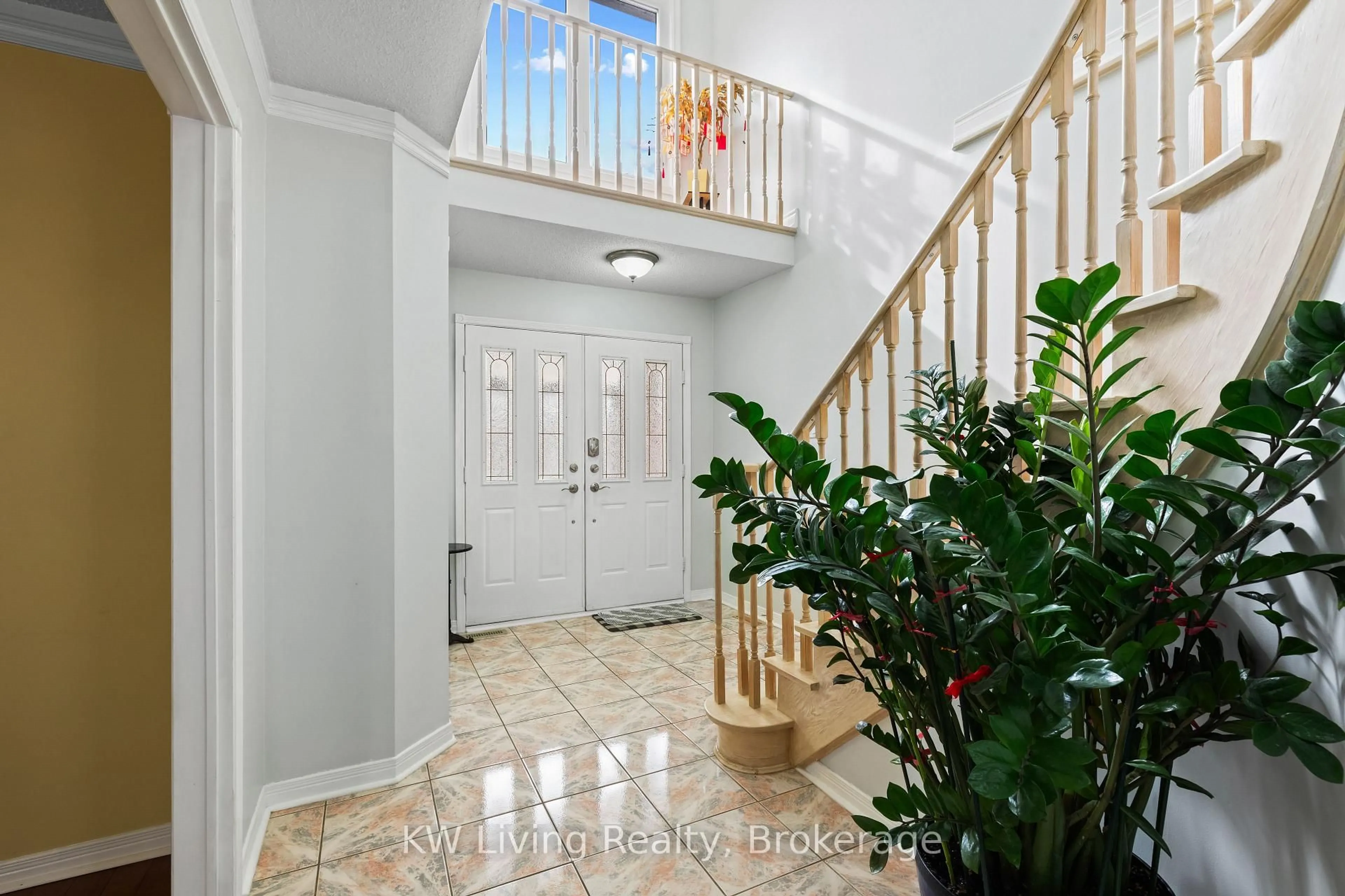 Indoor entryway for 517 Mallorytown Ave, Mississauga Ontario L4Z 2N2