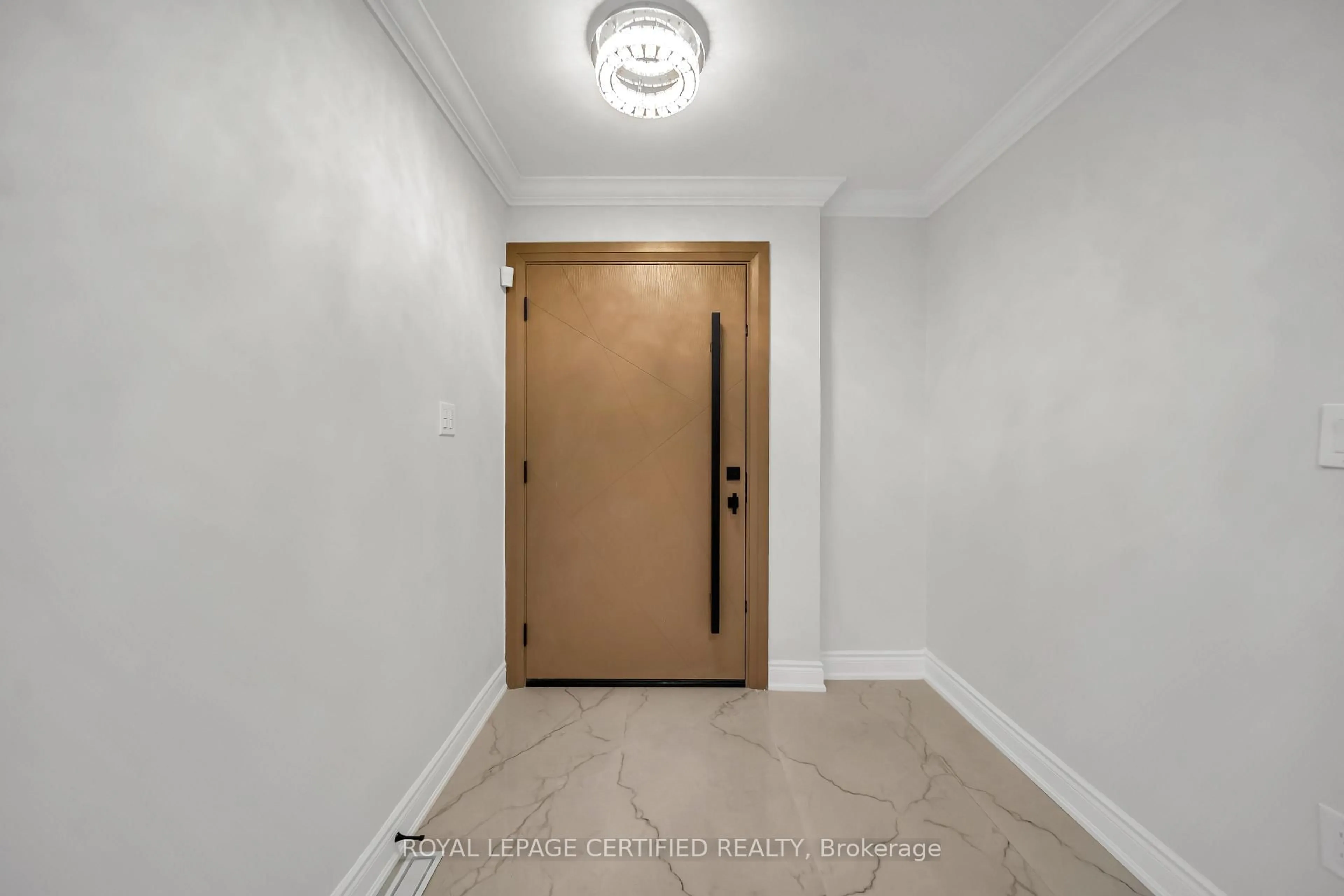 Indoor entryway for 6062 Prairie Circ, Mississauga Ontario L5N 5C5