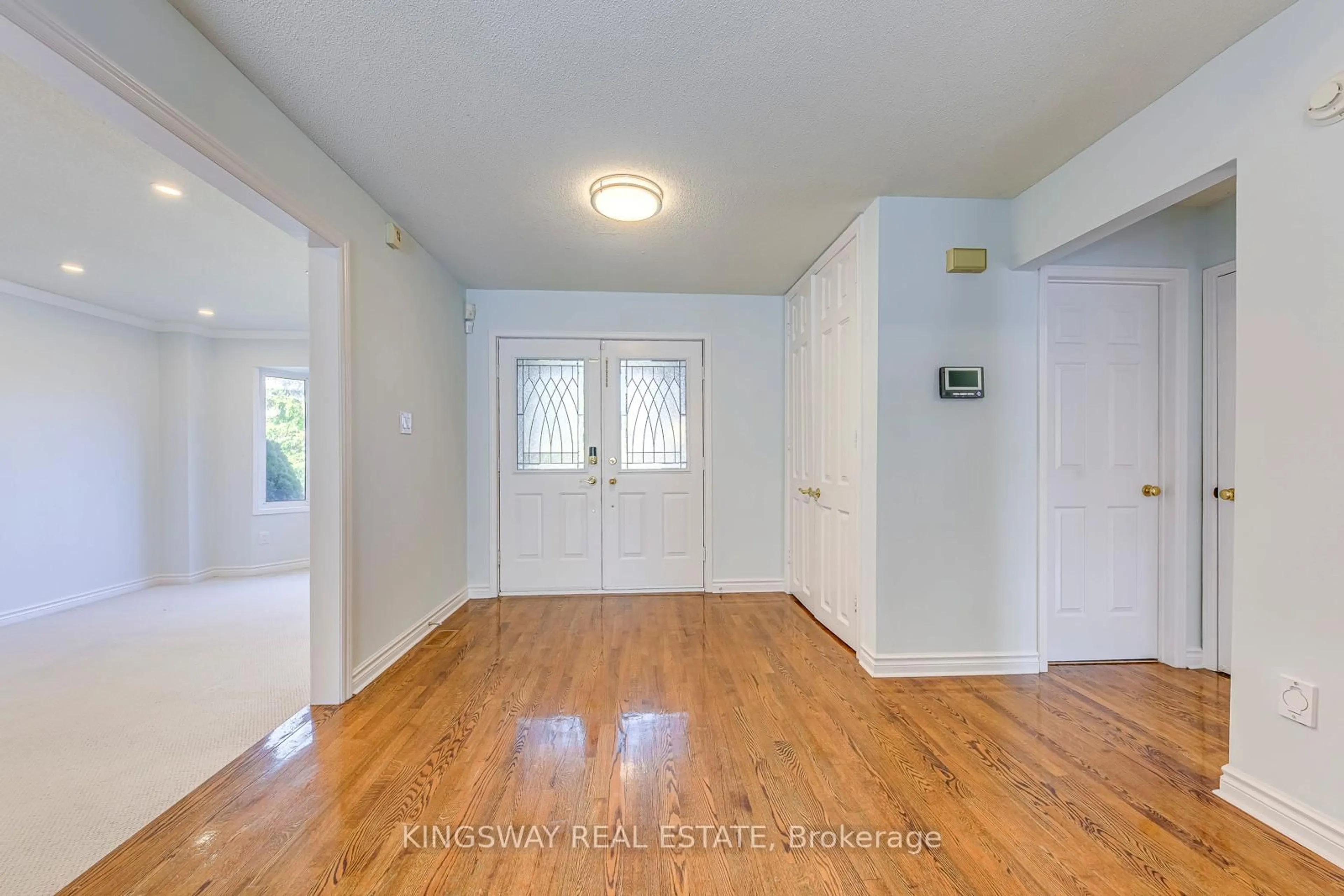 Indoor entryway for 4020 Melfort Cres, Mississauga Ontario L5L 4K8