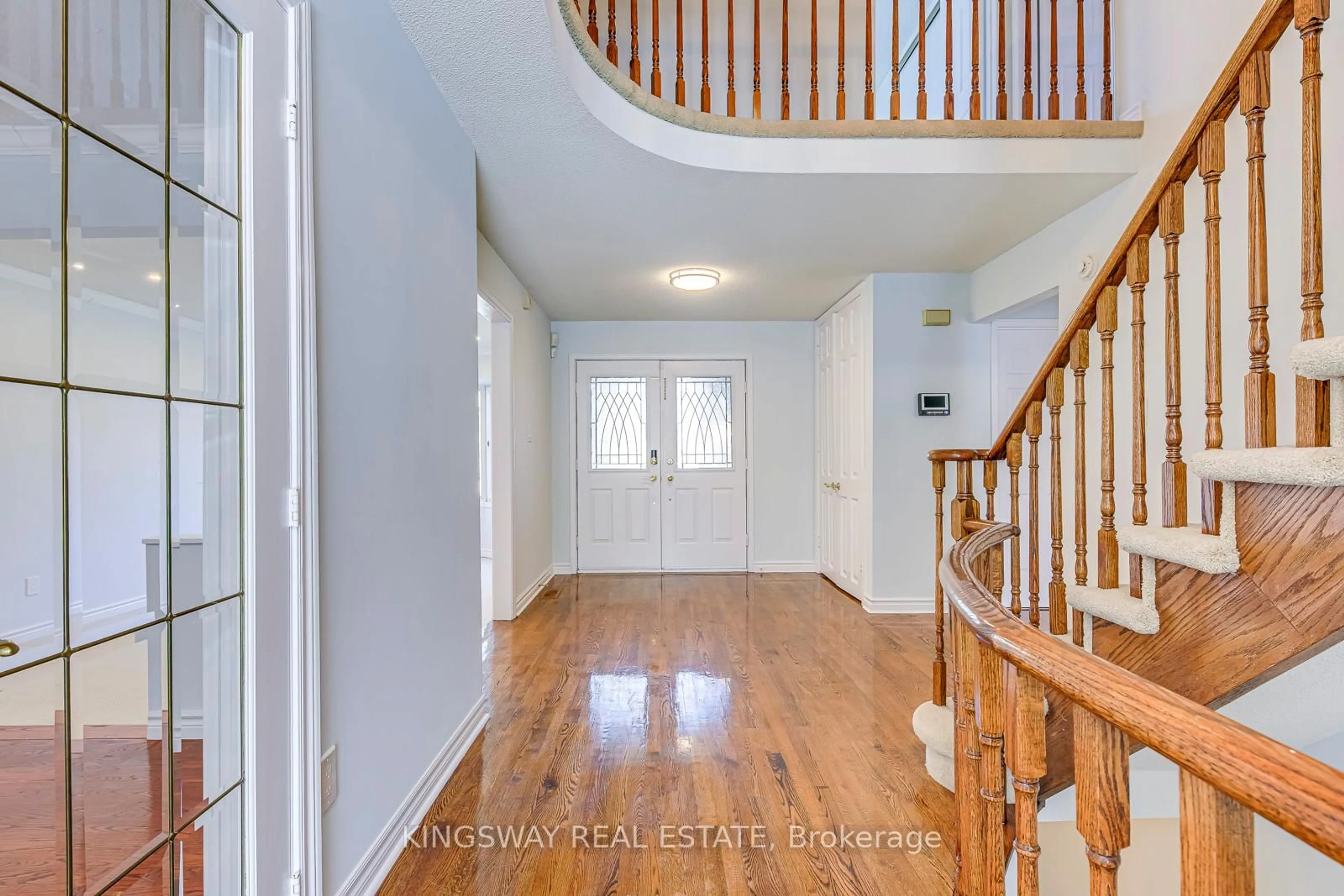 Indoor entryway for 4020 Melfort Cres, Mississauga Ontario L5L 4K8