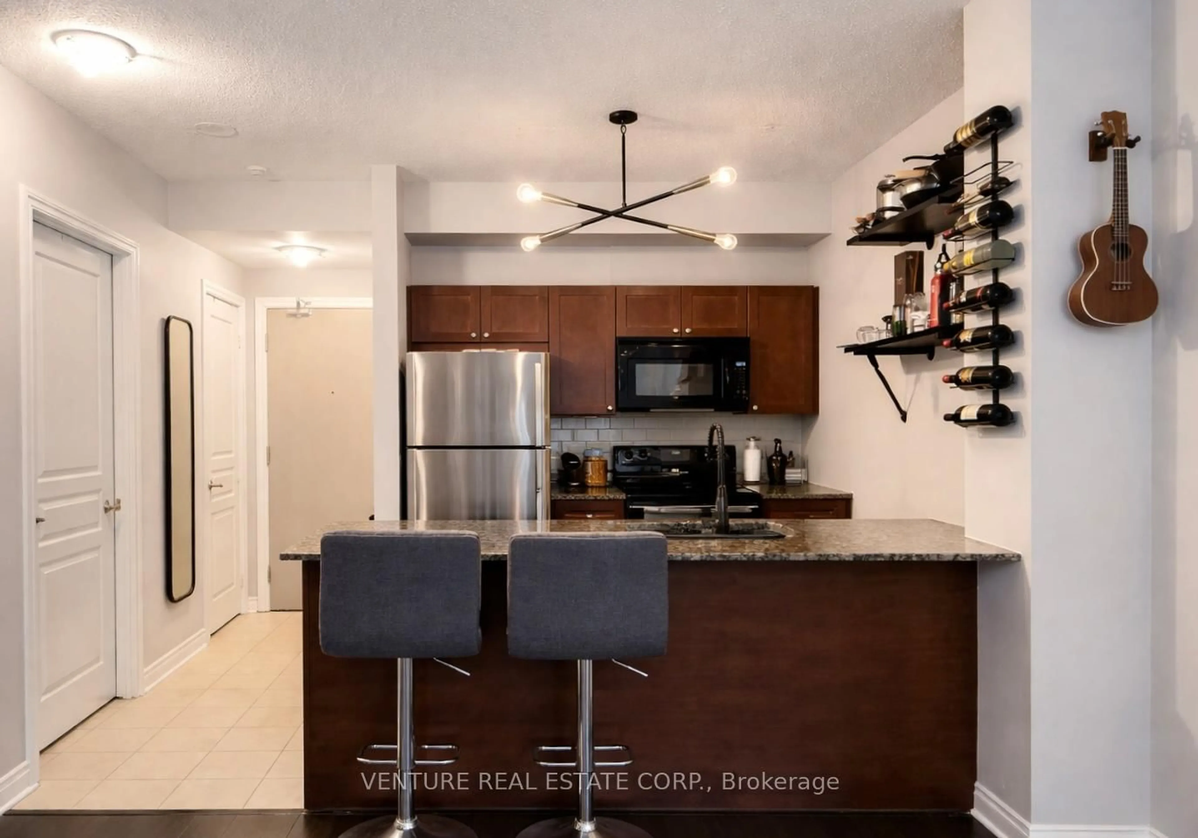 Open concept kitchen, ceramic/tile floor for 3525 Kariya Dr #1005, Mississauga Ontario L5B 0C2