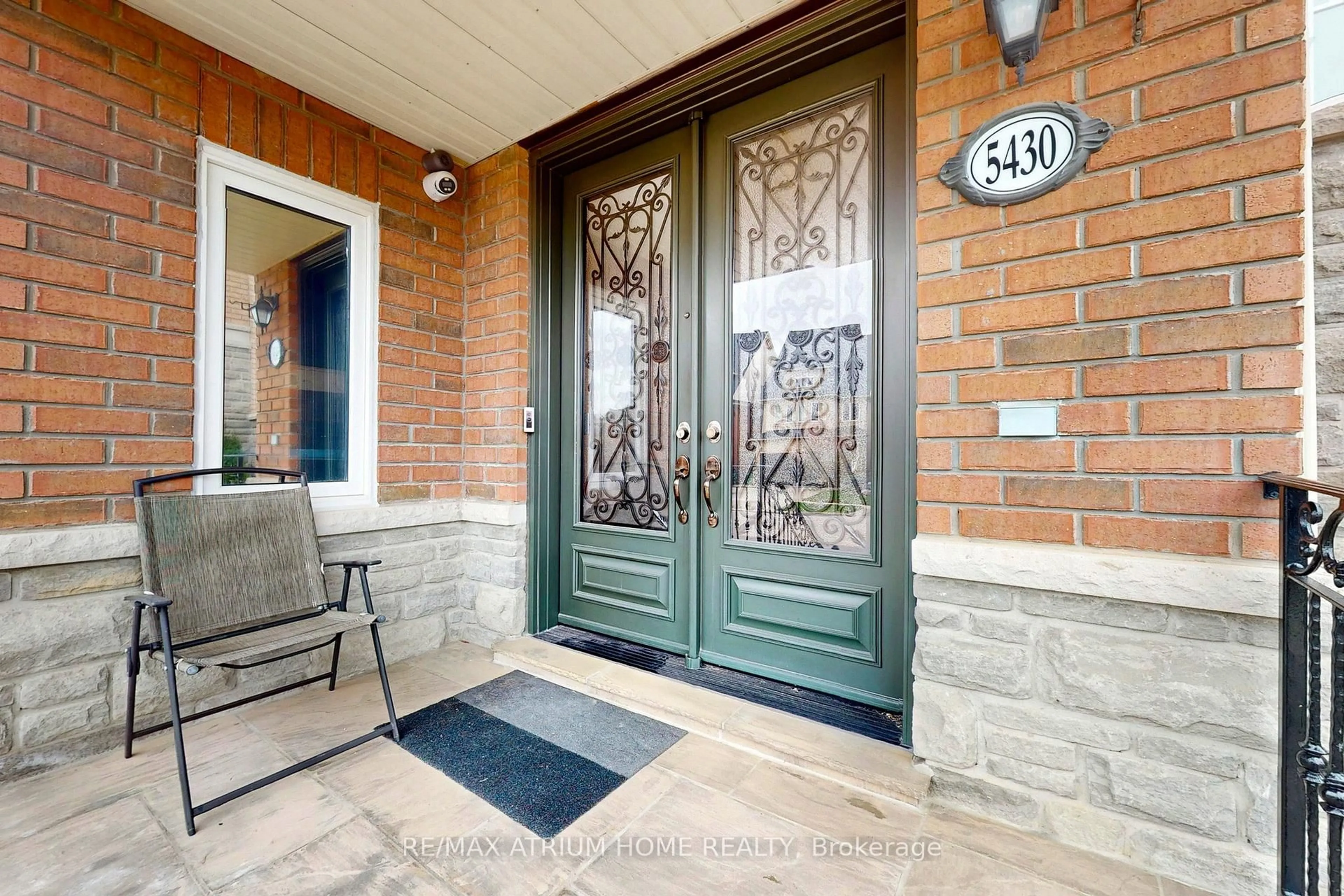Indoor entryway for 5430 Oscar Peterson Blvd, Mississauga Ontario L5M 0B6