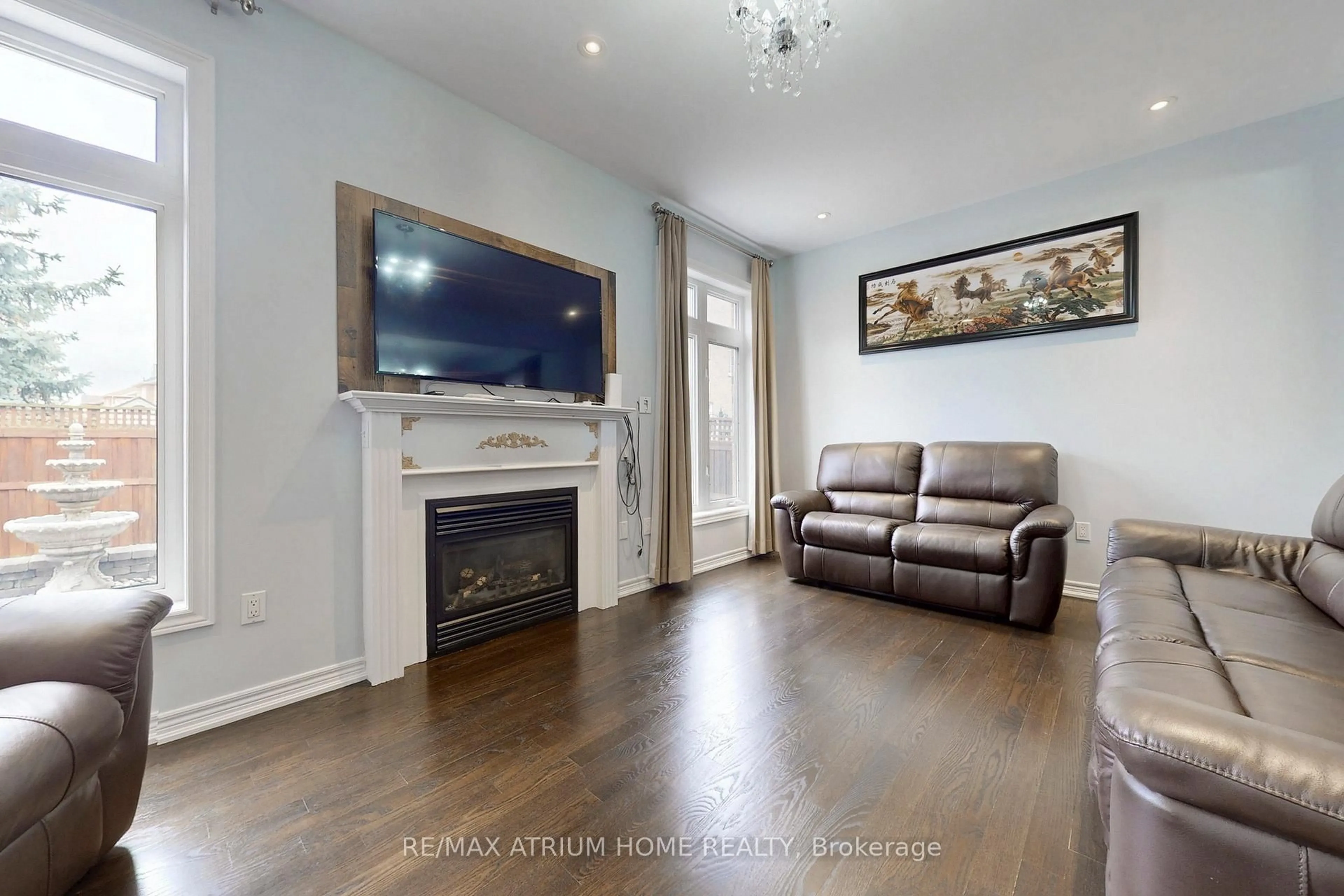 Living room with furniture, wood/laminate floor for 5430 Oscar Peterson Blvd, Mississauga Ontario L5M 0B6