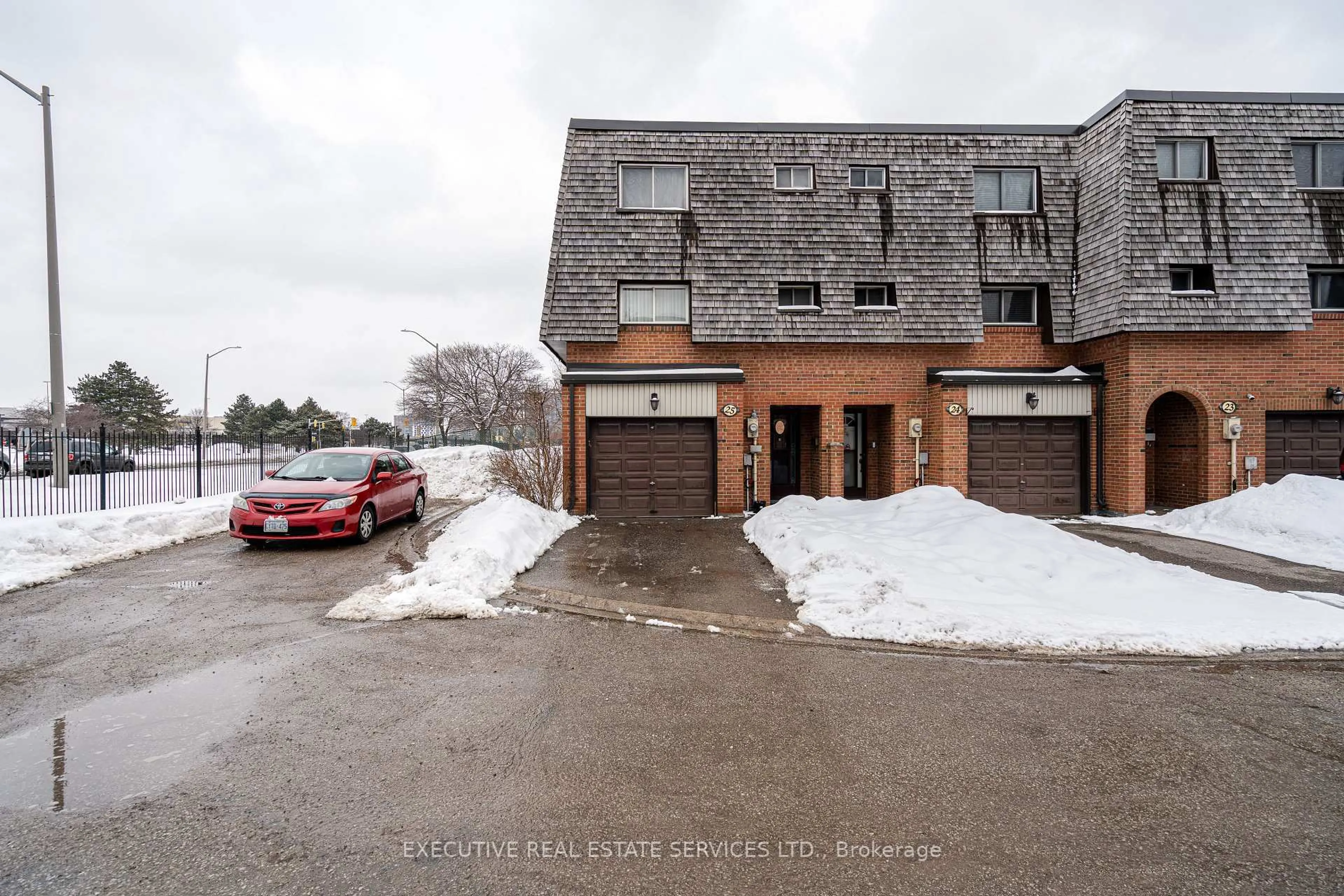 A pic from outside/outdoor area/front of a property/back of a property/a pic from drone, street for 25 Briar Path, Brampton Ontario L6T 2A2