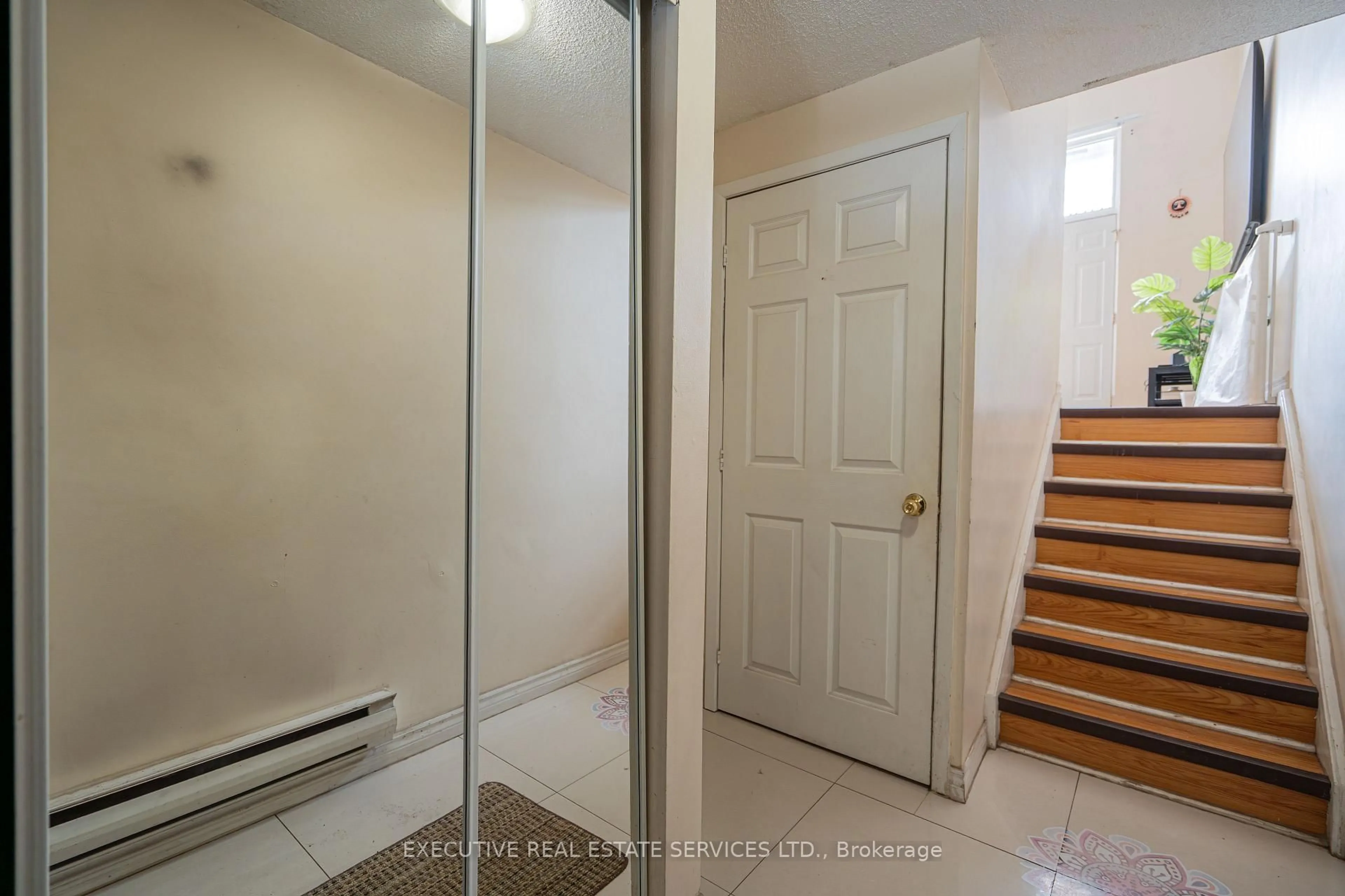 Indoor entryway for 25 Briar Path, Brampton Ontario L6T 2A2