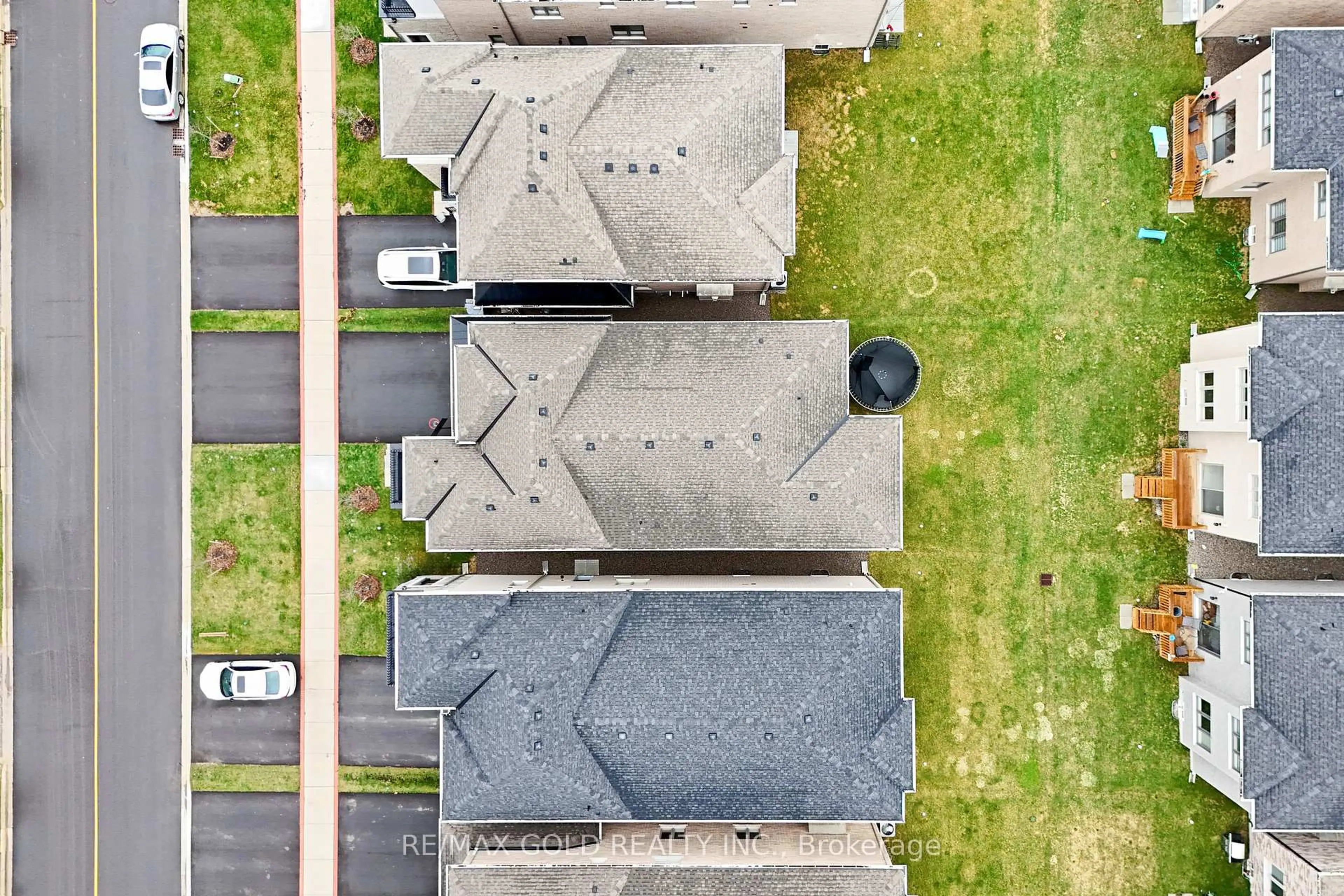 A pic from outside/outdoor area/front of a property/back of a property/a pic from drone, street for 105 Walker Rd, Caledon Ontario L7C 4M9