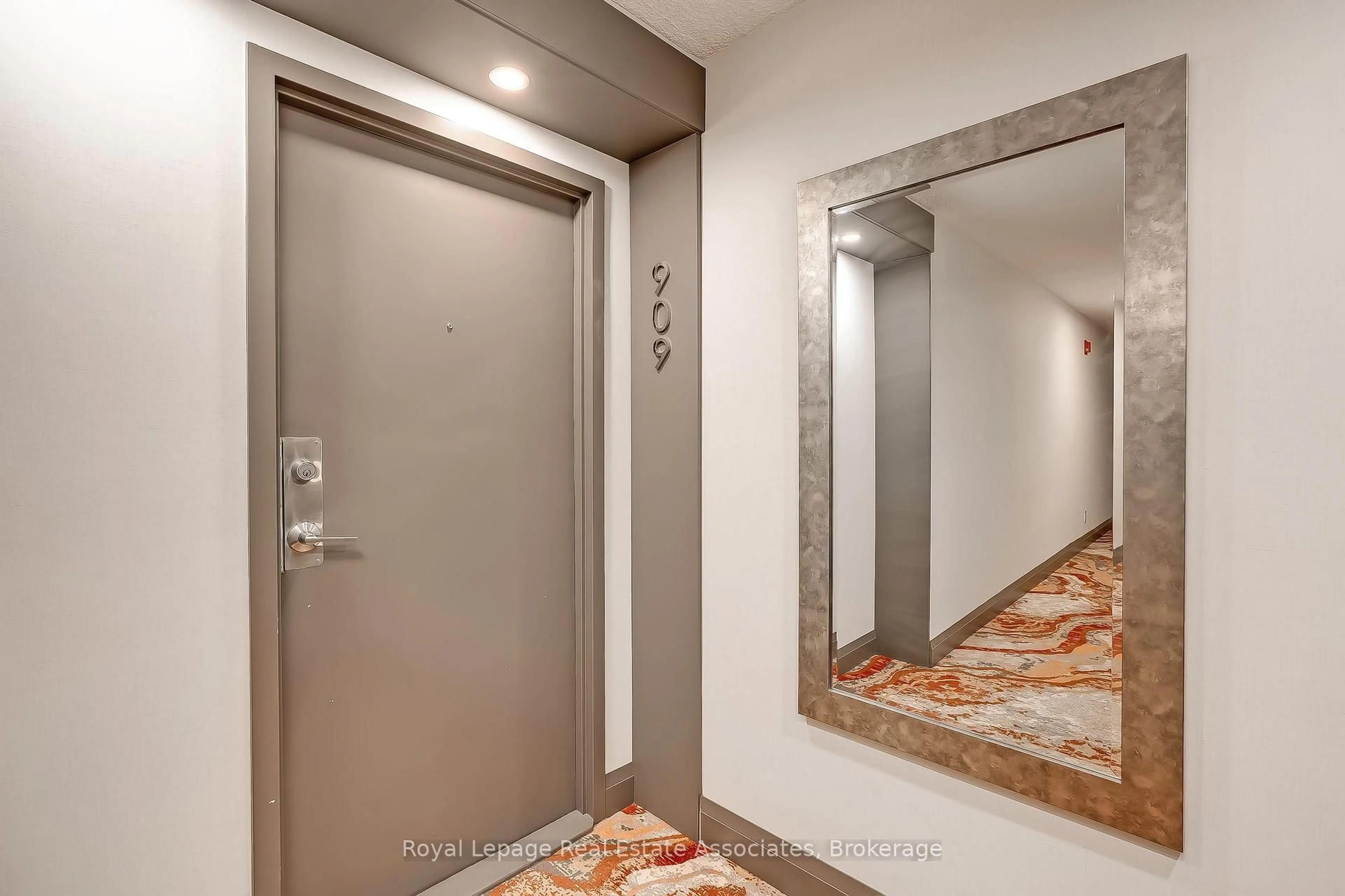 Indoor foyer for 1155 Bough Beeches Blvd #909, Mississauga Ontario L4W 4N2