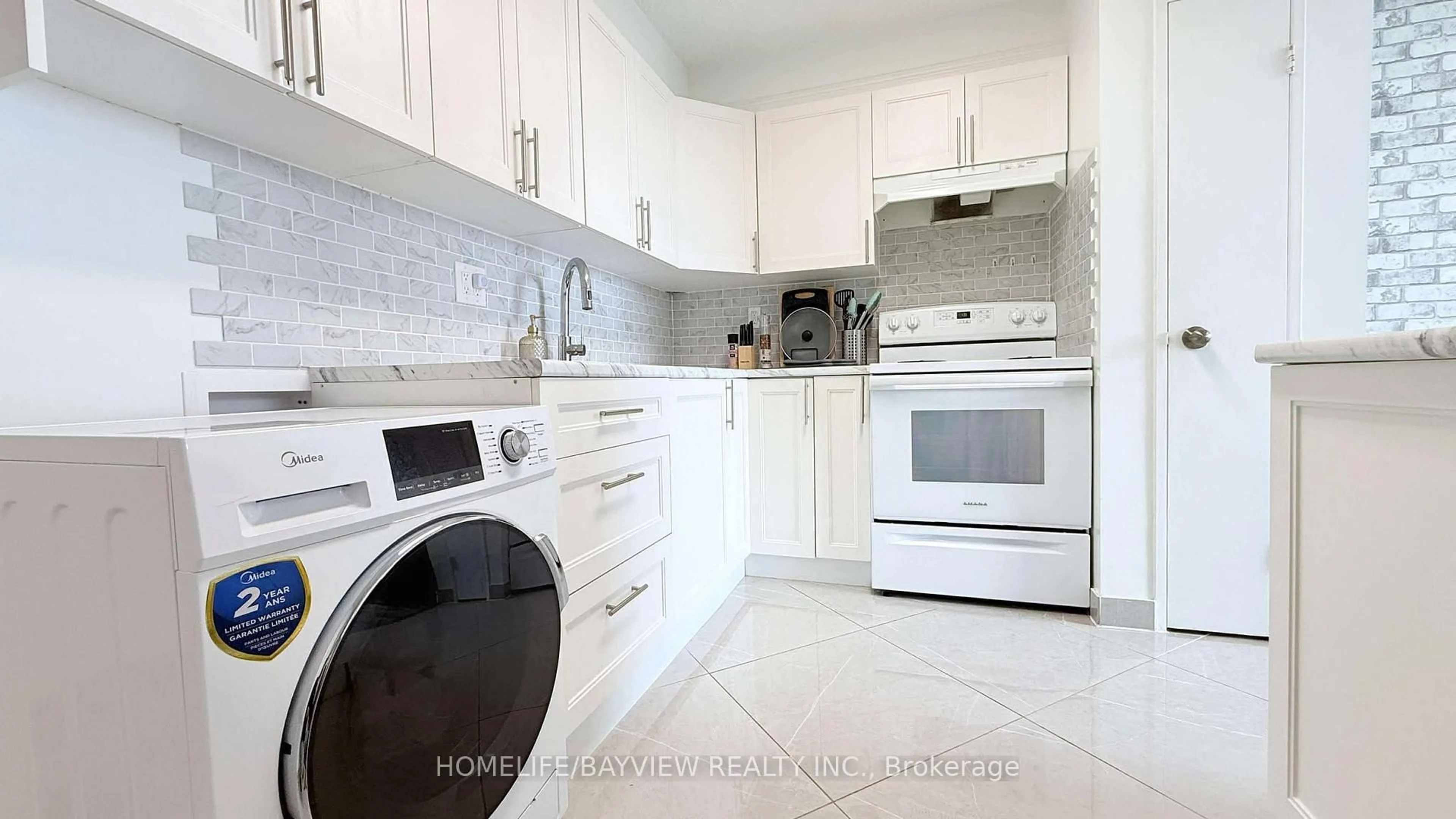 Kitchen with laundary machines, ceramic/tile floor for 4645 Jane St #909, Toronto Ontario M3N 2K9
