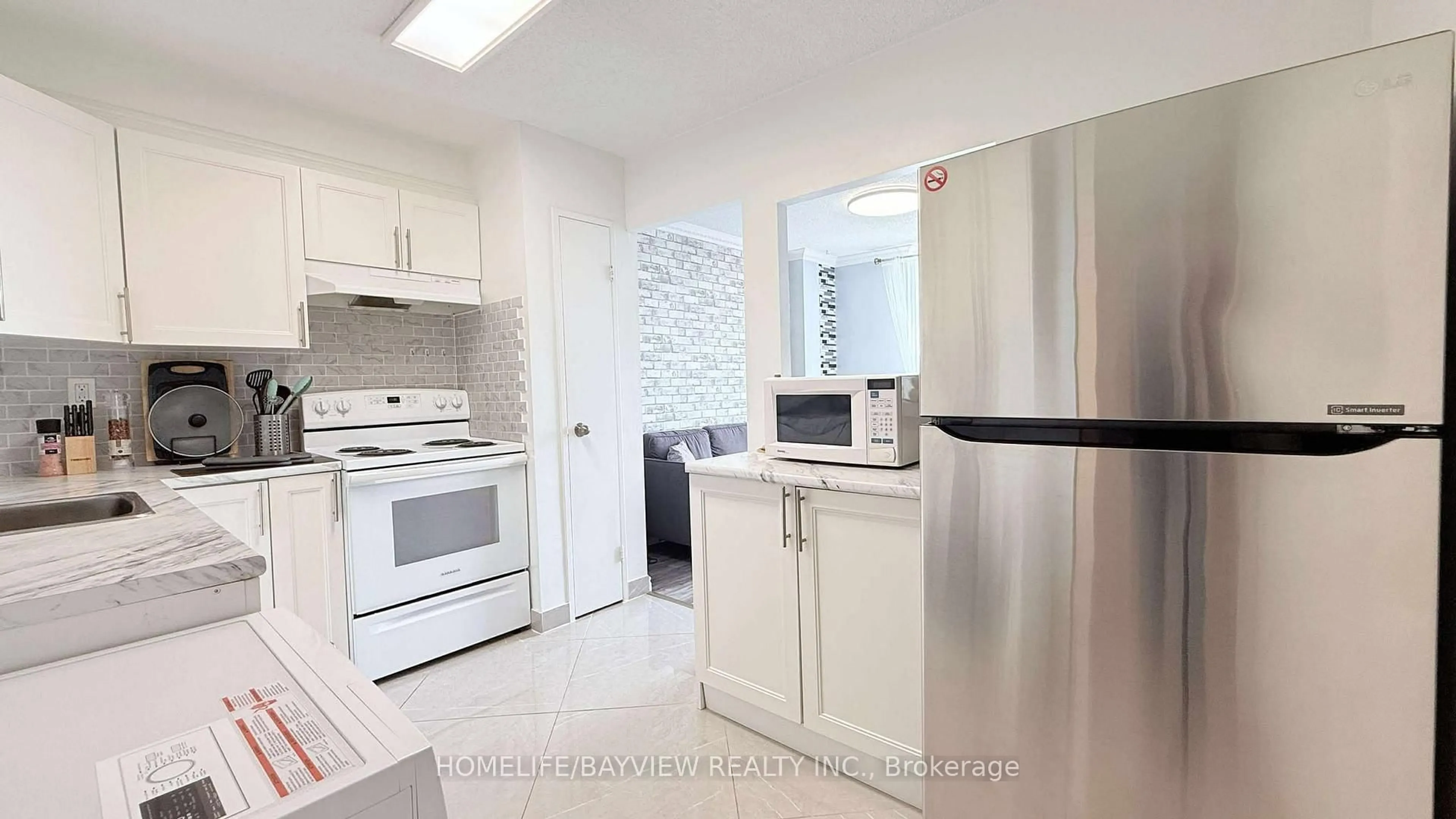 Standard kitchen, ceramic/tile floor for 4645 Jane St #909, Toronto Ontario M3N 2K9