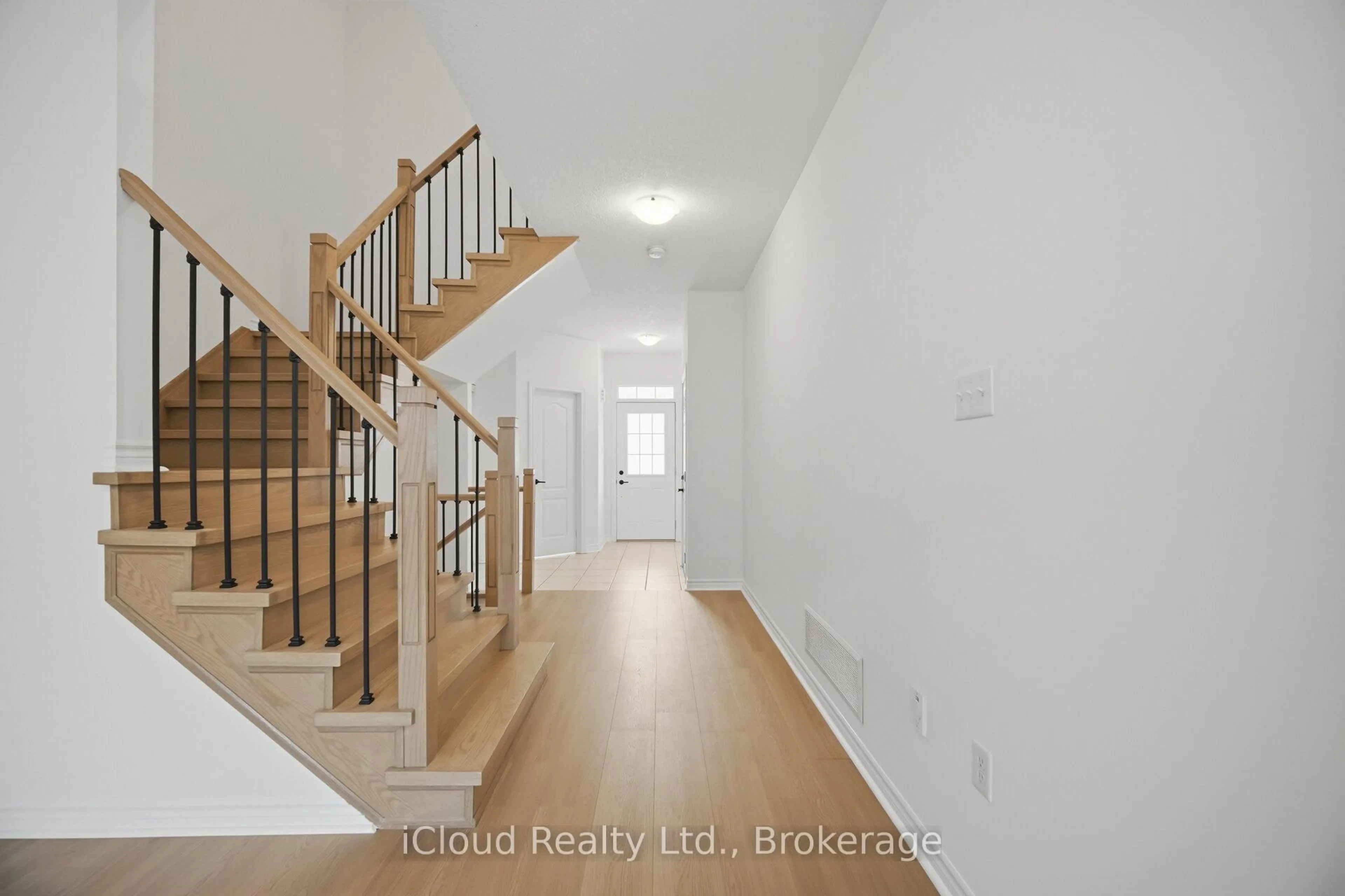 Indoor entryway for 561 Murray Meadows Pl, Milton Ontario L9T 8L8