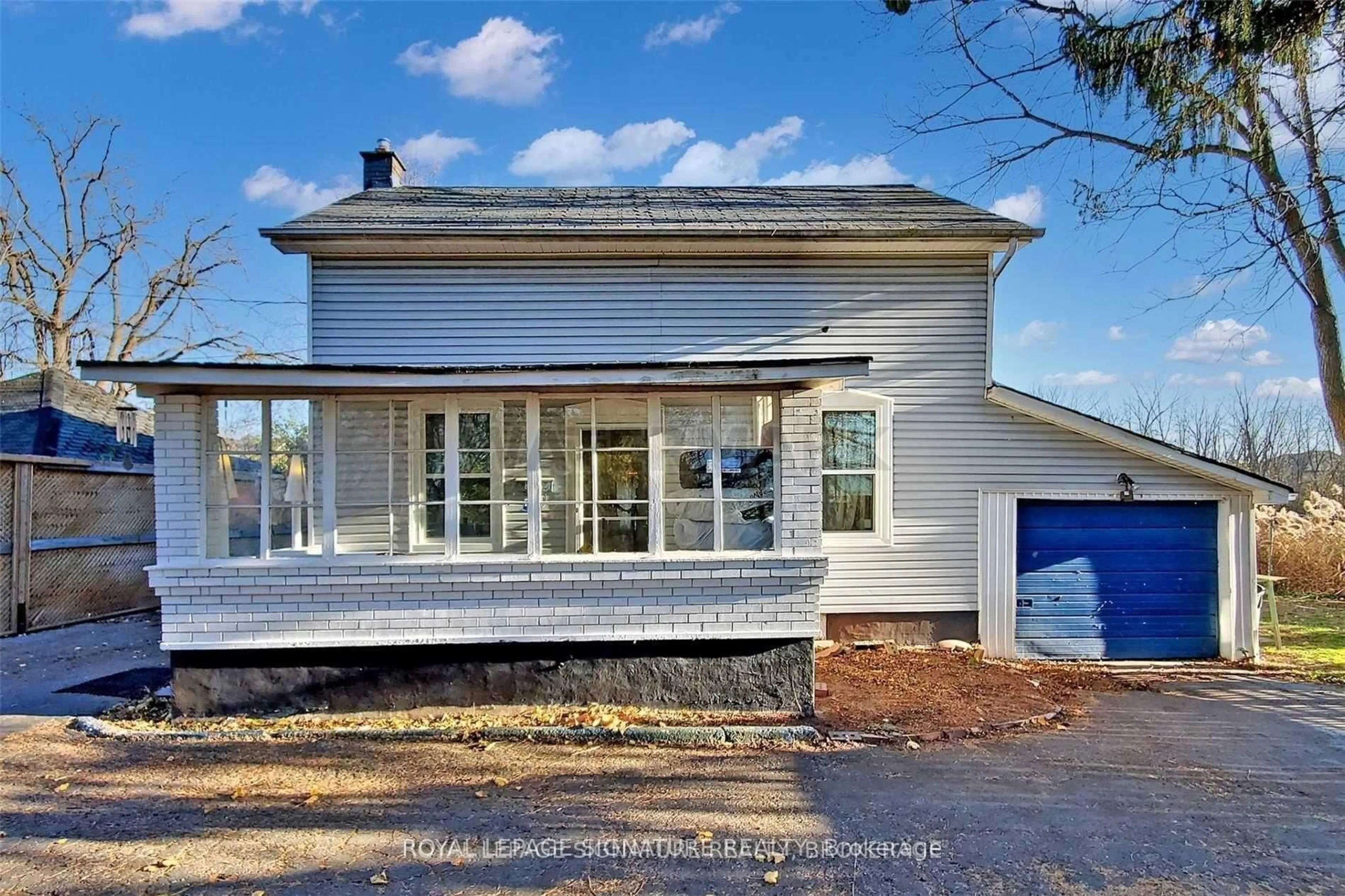 Home with vinyl exterior material, unknown for 362A Queen St, Mississauga Ontario L5M 1M2