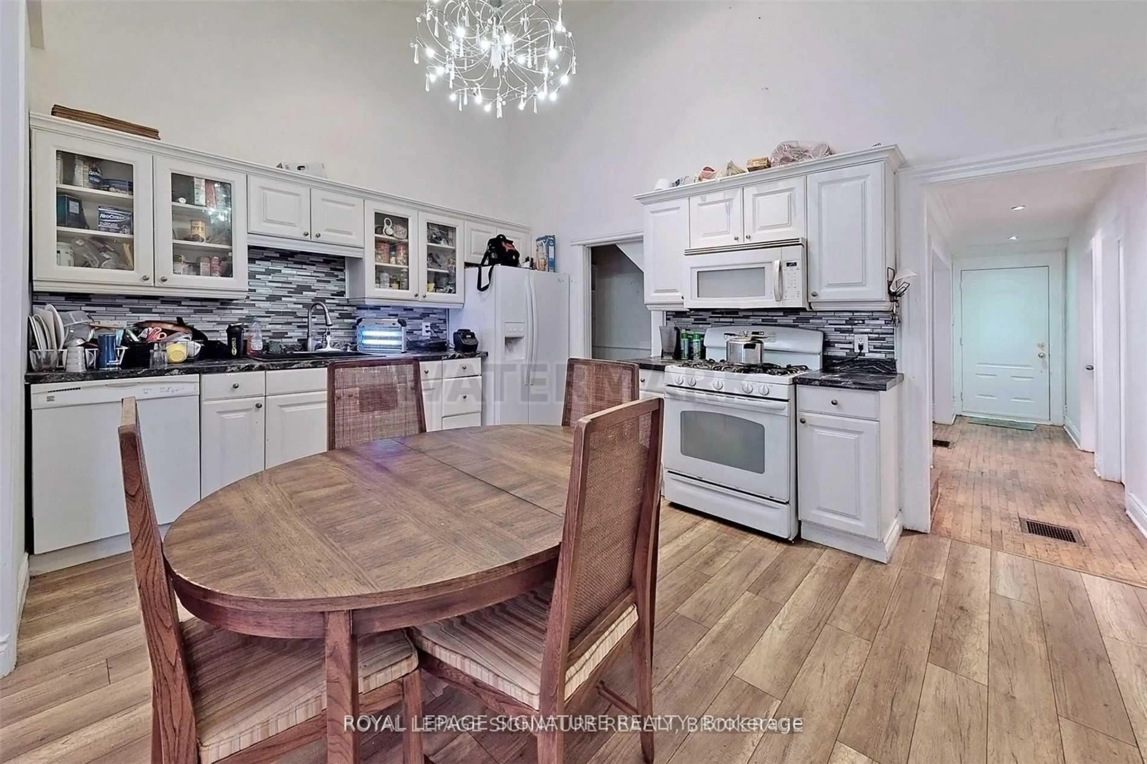 Open concept kitchen, unknown for 362A Queen St, Mississauga Ontario L5M 1M2