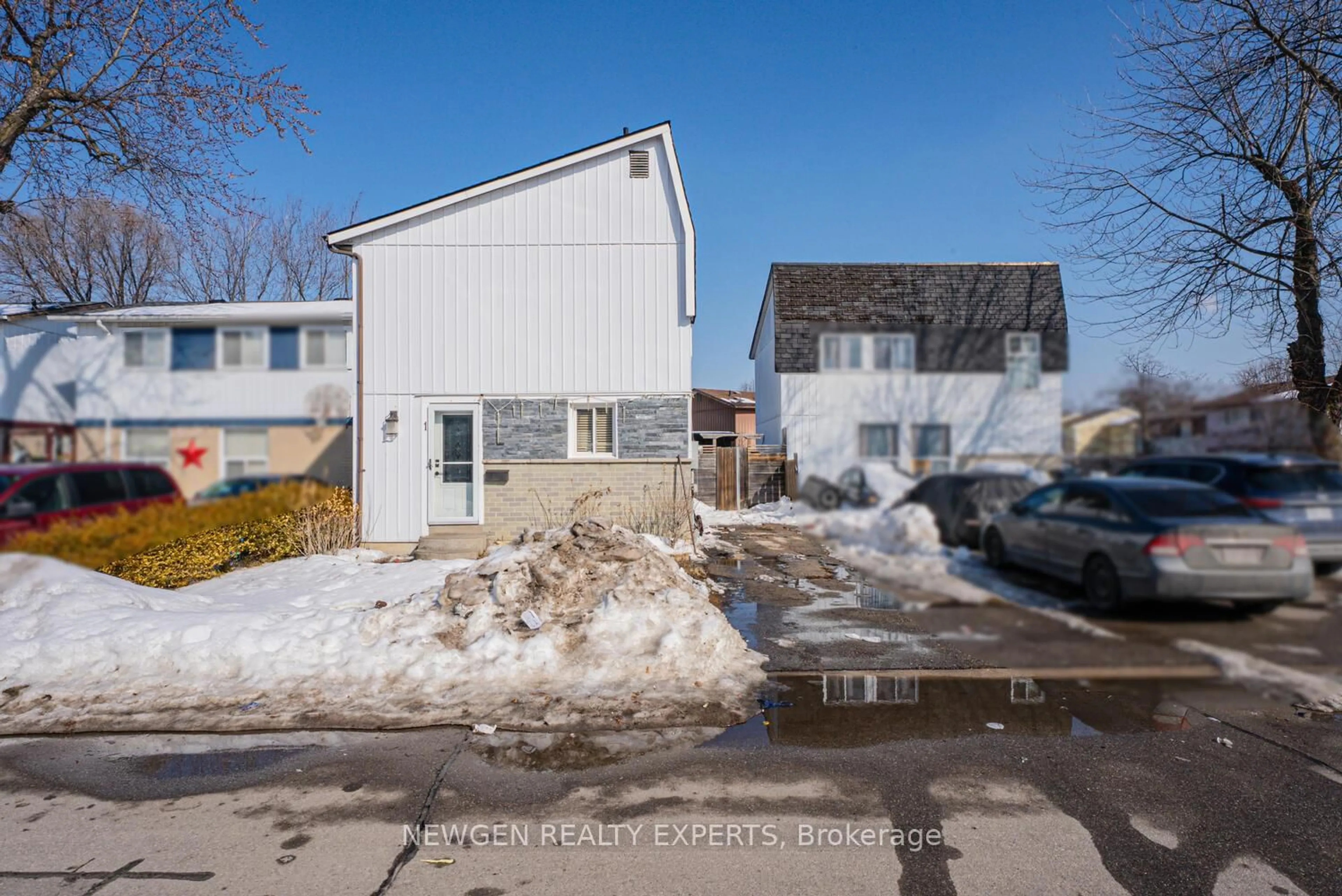 A pic from outside/outdoor area/front of a property/back of a property/a pic from drone, street for 1 Jacobs Sq, Brampton Ontario L6S 2M4