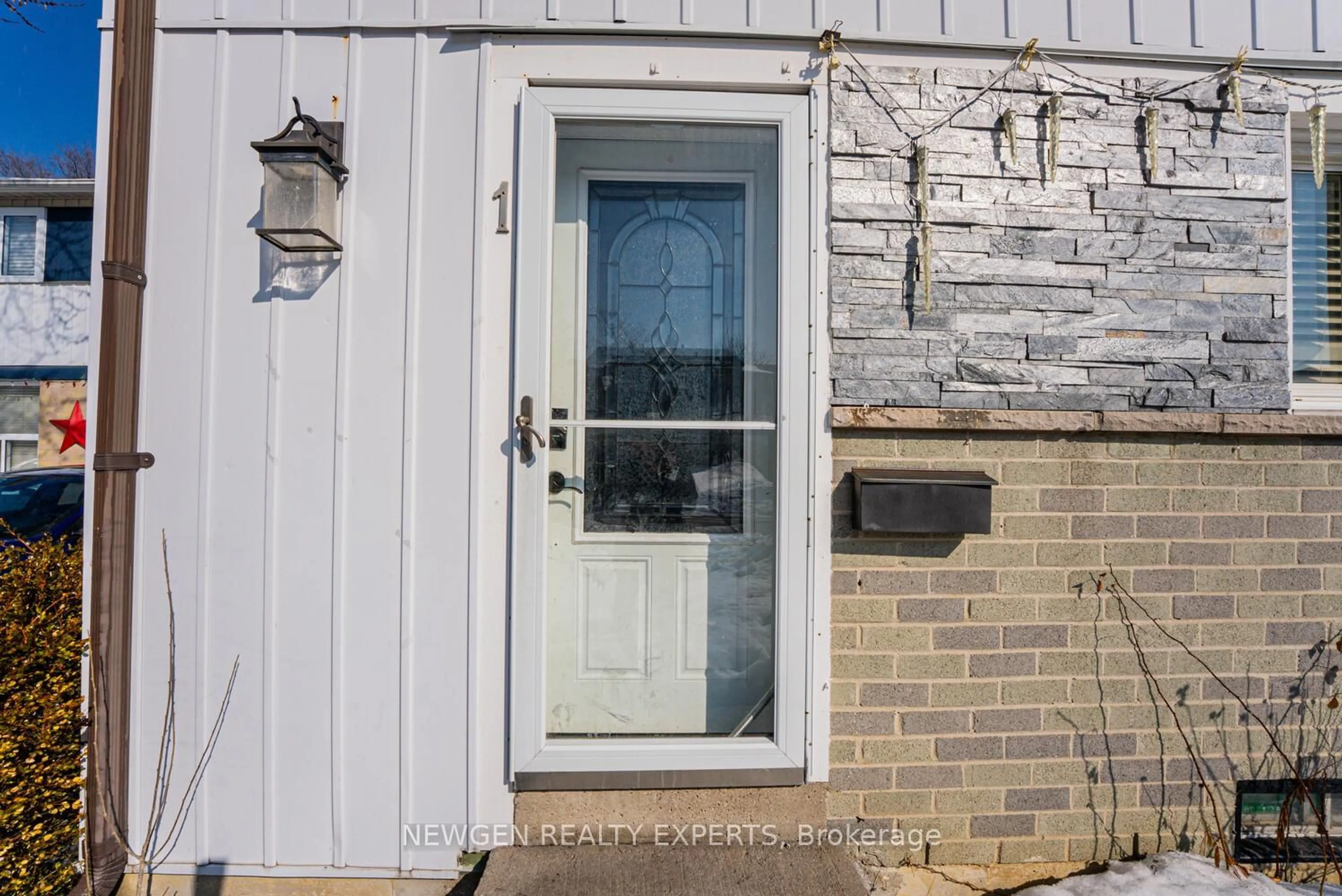 Indoor entryway for 1 Jacobs Sq, Brampton Ontario L6S 2M4